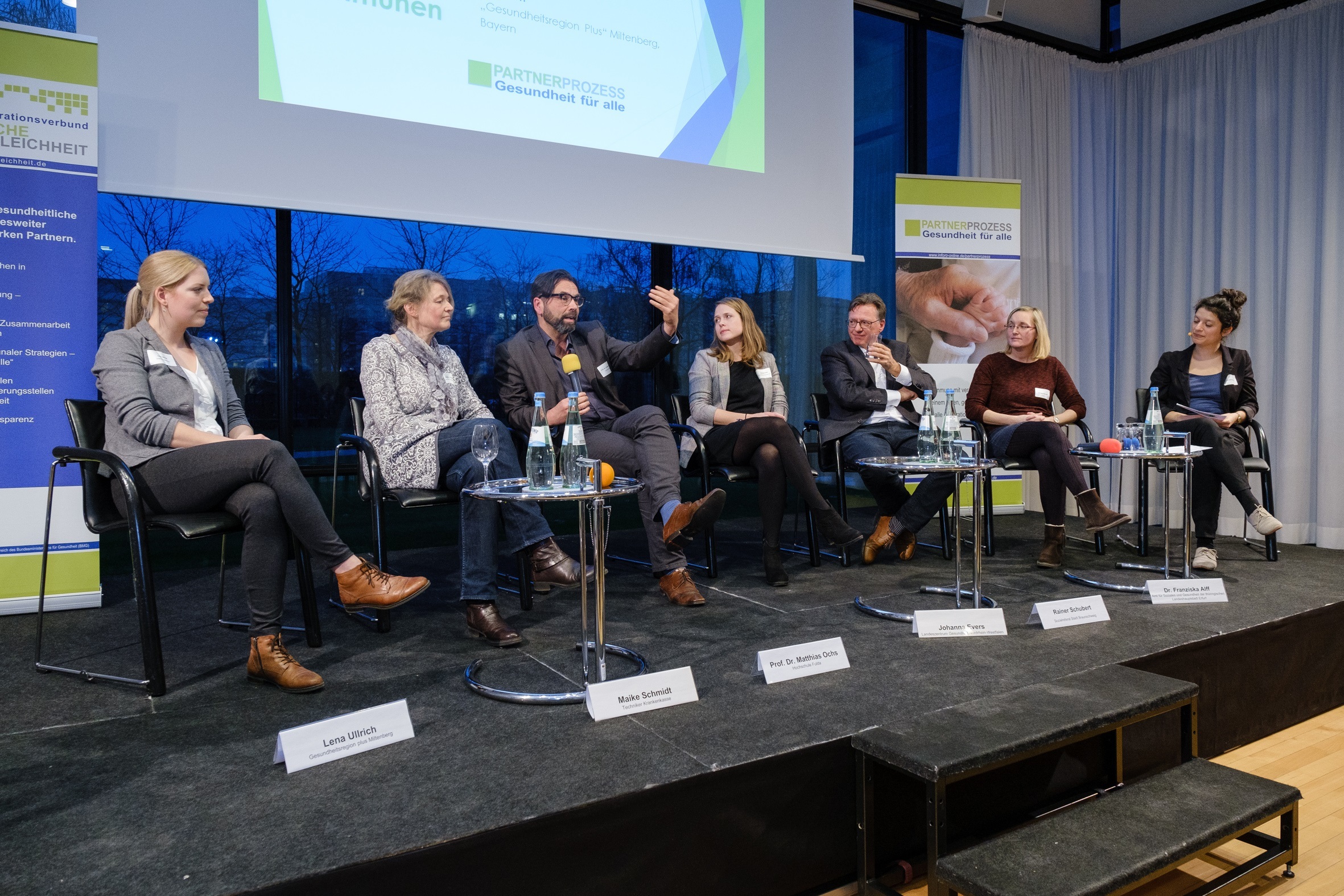 Lena Ullrich links in der Runde mit anderen Diskutanten.