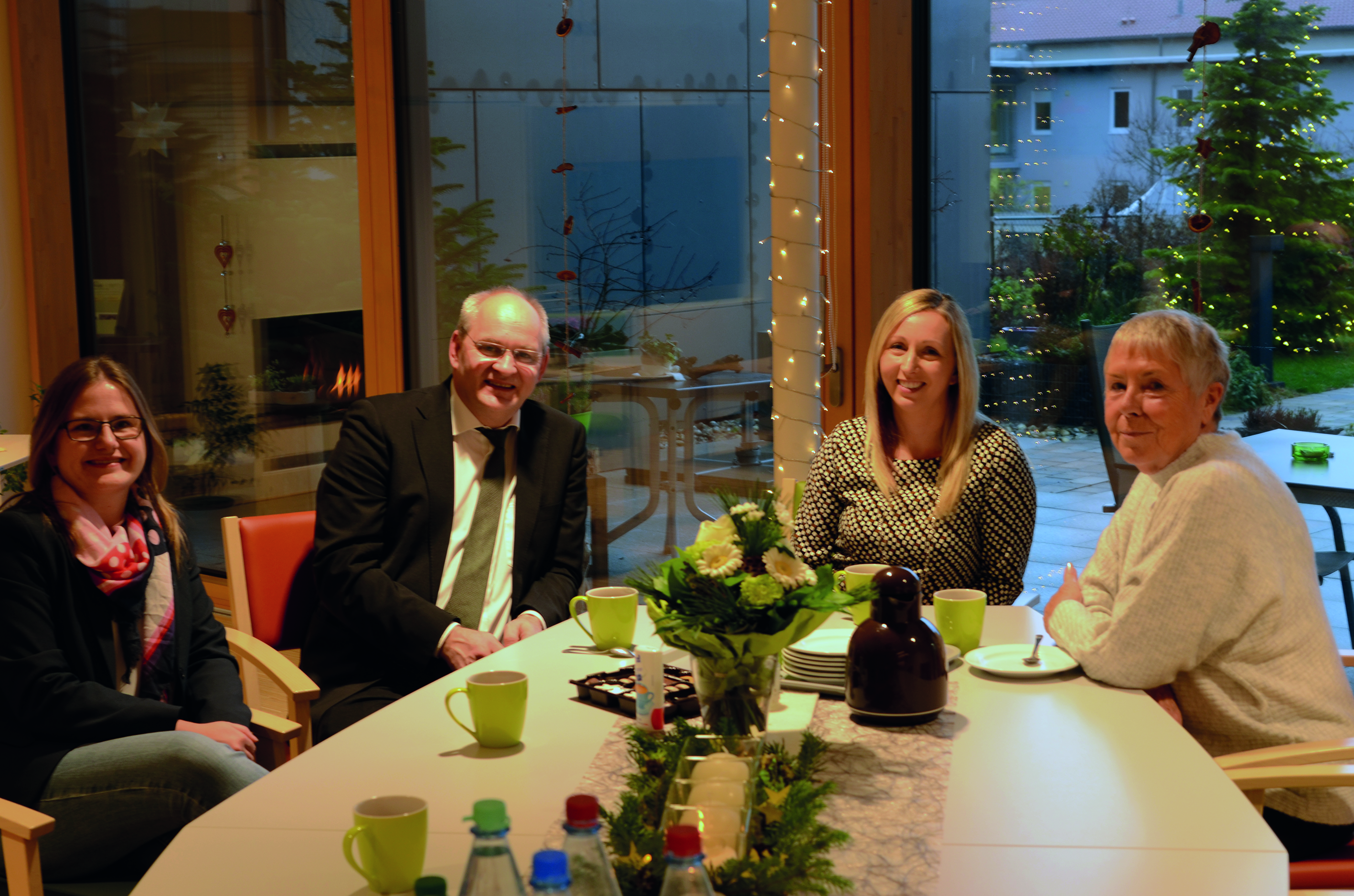 Bildlegende (v.l.n.r):
Yvonne Ellwanger, Prokuristin OKW Gehäusesysteme
Christoph Schneider, Geschäftsführer OKW Gehäusesysteme
Christine Lehner, Geschäftsführerin OH Odenwald Hospiz gGmbH
Christa Weiß, Gesellschafterin OH Odenwald Hospiz gGmbH