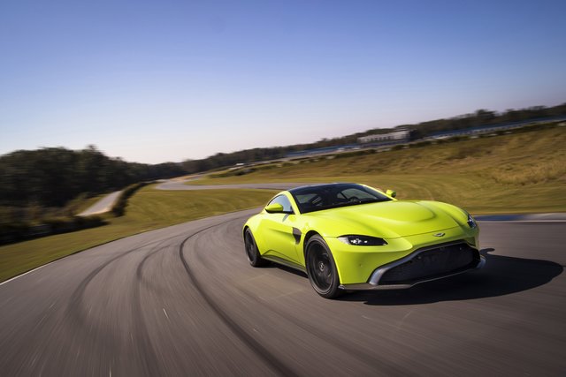 Bühne frei für den neuen Aston Martin Vantage: Die britische Nobelmarke setzt bei der Neuauflage auf eine Kombination aus klassischer Formensprache und moderner Technik und erobert damit die Herzen der Frauen.
 | Foto: © Aston Martin/TRDmobil