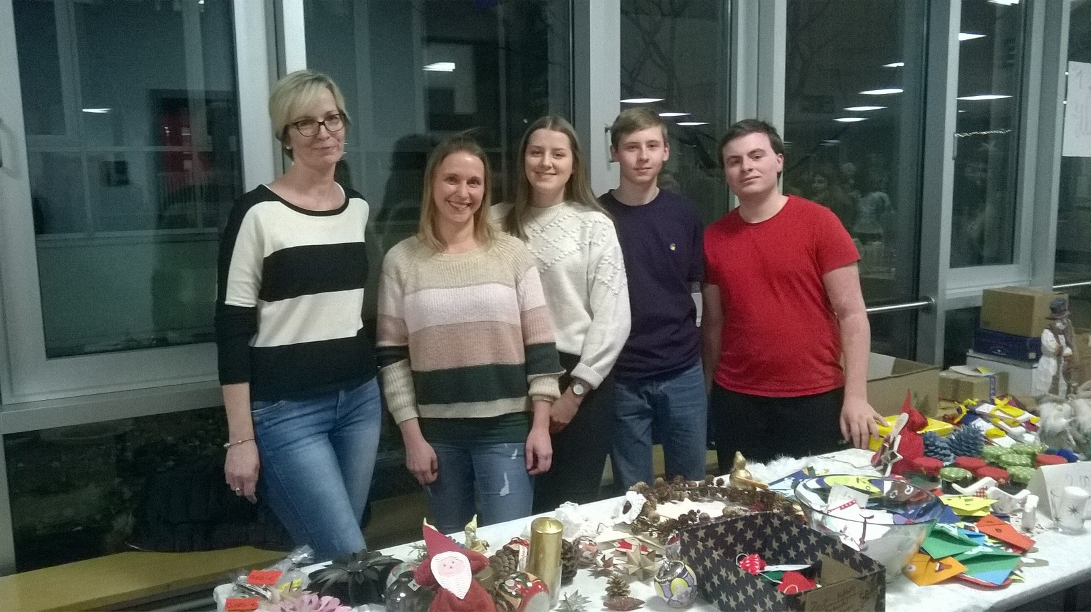 v.l.n.r.:Nicole Burke und Diana Fleckenstein (Elternbeirat); Eliana,Daniel und Angelo (Schülervertreter)