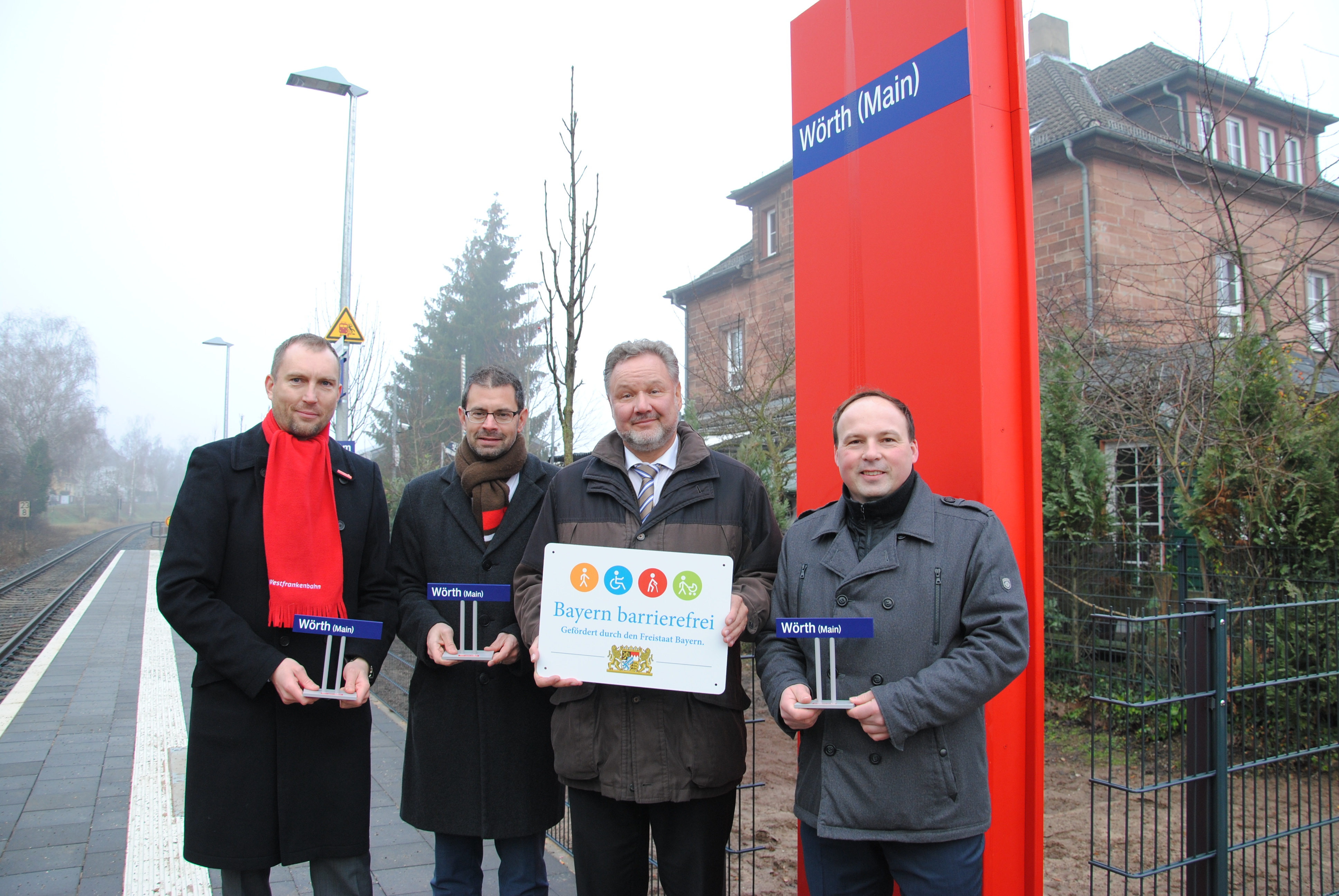 Der Wörther Bahnhof ist nun barrierefrei umgebaut. Von links: Sprecher der Geschäftsleitung der Westfrankenbahn Denis Kollei, Landrat Jens Marco Scherf, Ministerialdirigent Hans-Peter Böhner und Wörths Bürgermeister Andreas Fath.
