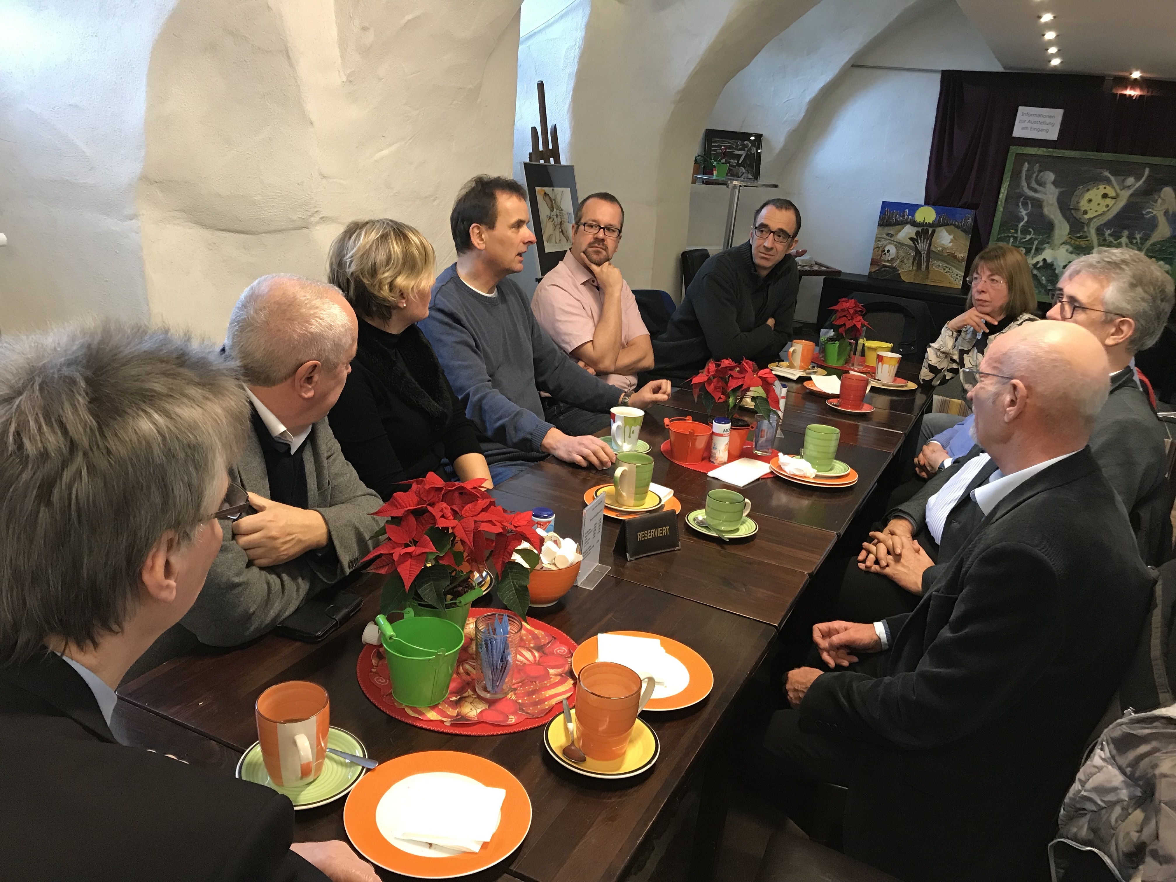 Die Mitglieder der SPD-Kreistagsfraktion im Gespräch mit Wolfgang Härtel vom Cartias Kreisverband über die sozialen Angebote.