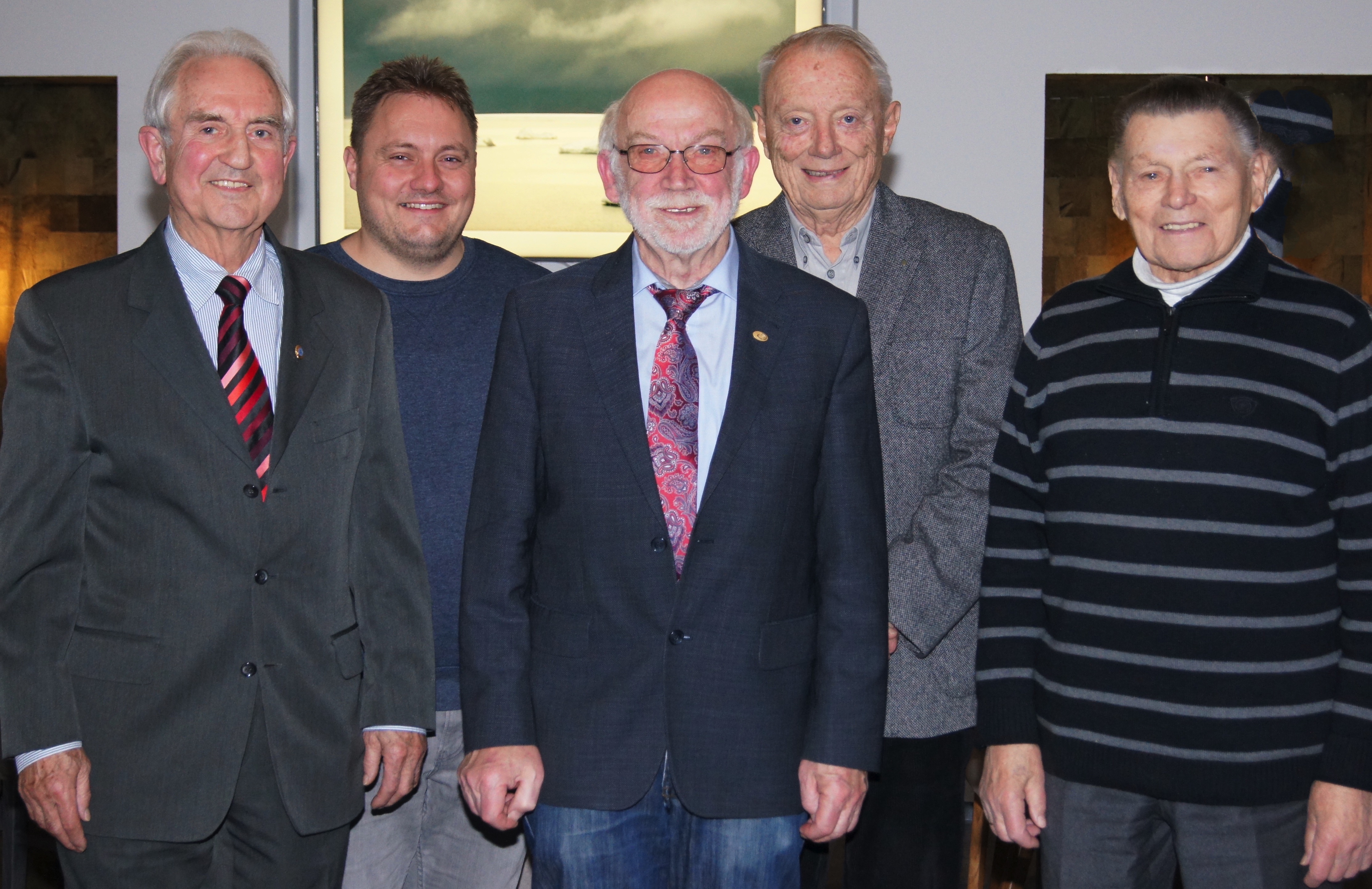 Ehrungen beim Gesangverein Obernburg, von links Lutz Hold, Dirigent Markus Heinrich, Hugo Fischer, Laudator und Chronist Heinrich Schäfers und Theo Kreher.