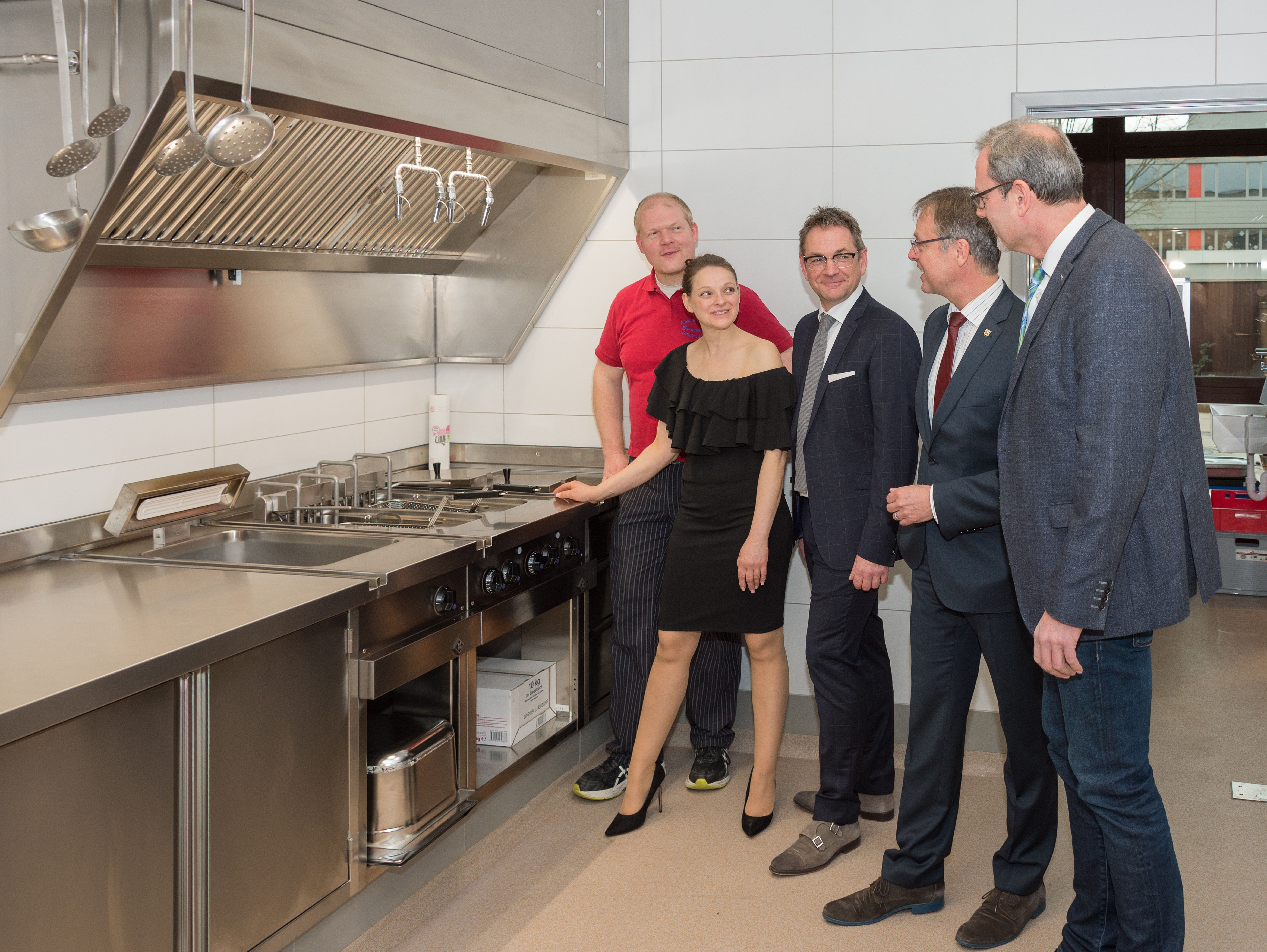 Das Pächterehepaar Nick und Nina Braunwarth(links) erklärten (von rechts) stellvertretendem Landrat Thomas Zöller, Bürgermeister Dietmar Fieger und Berufsschulleiter Bernd Kahlert die Einrichtung der modernen Küche.