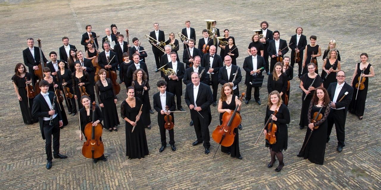 Die Französische Kammerphilharmonie mit Dirigent Philip van Buren ist im Neujahrskonzert am 4. Januar in Elsenfeld zu hören.