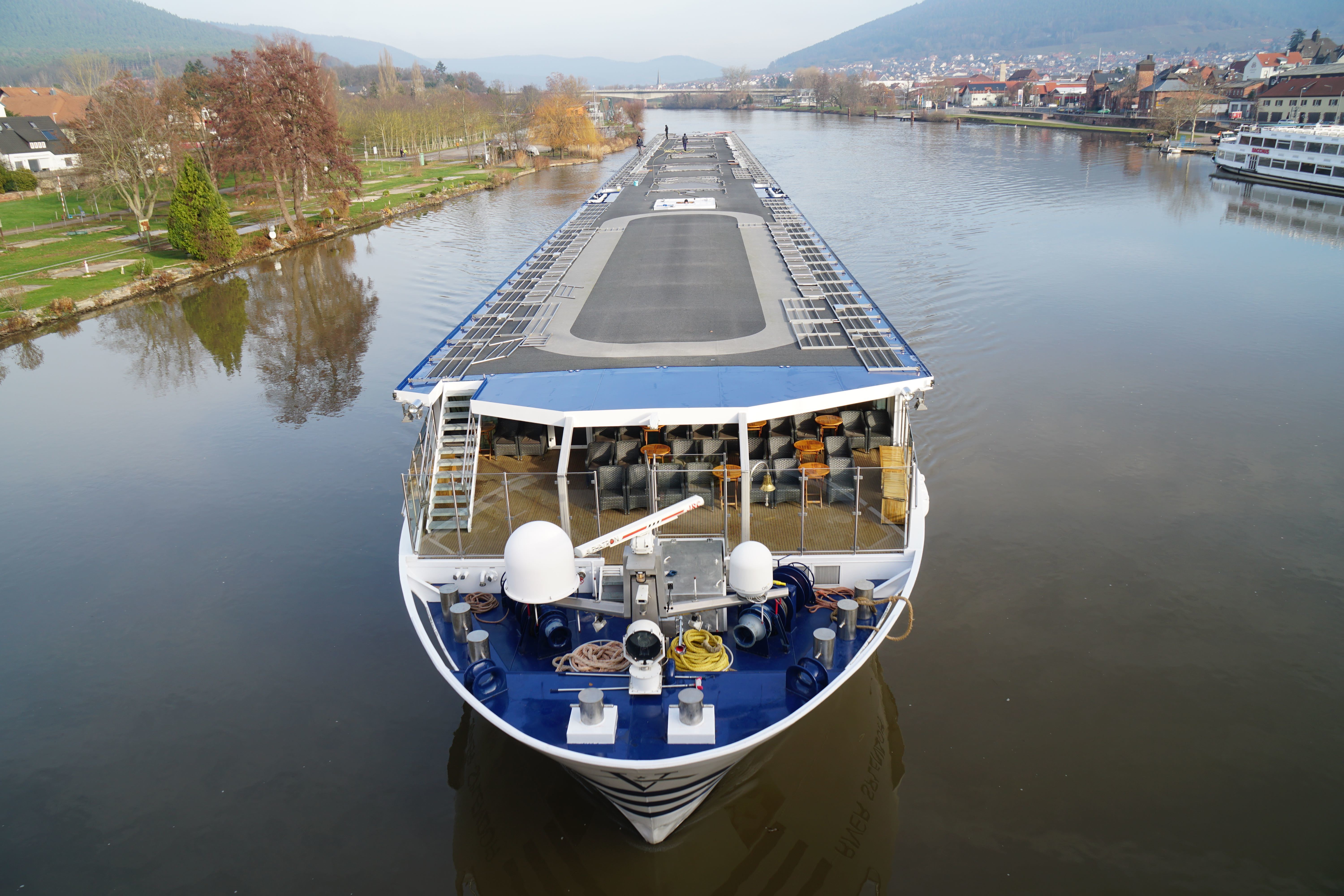 Auge in Auge mit einem Kreuzfahrtschiff auf dem Main in Miltenberg