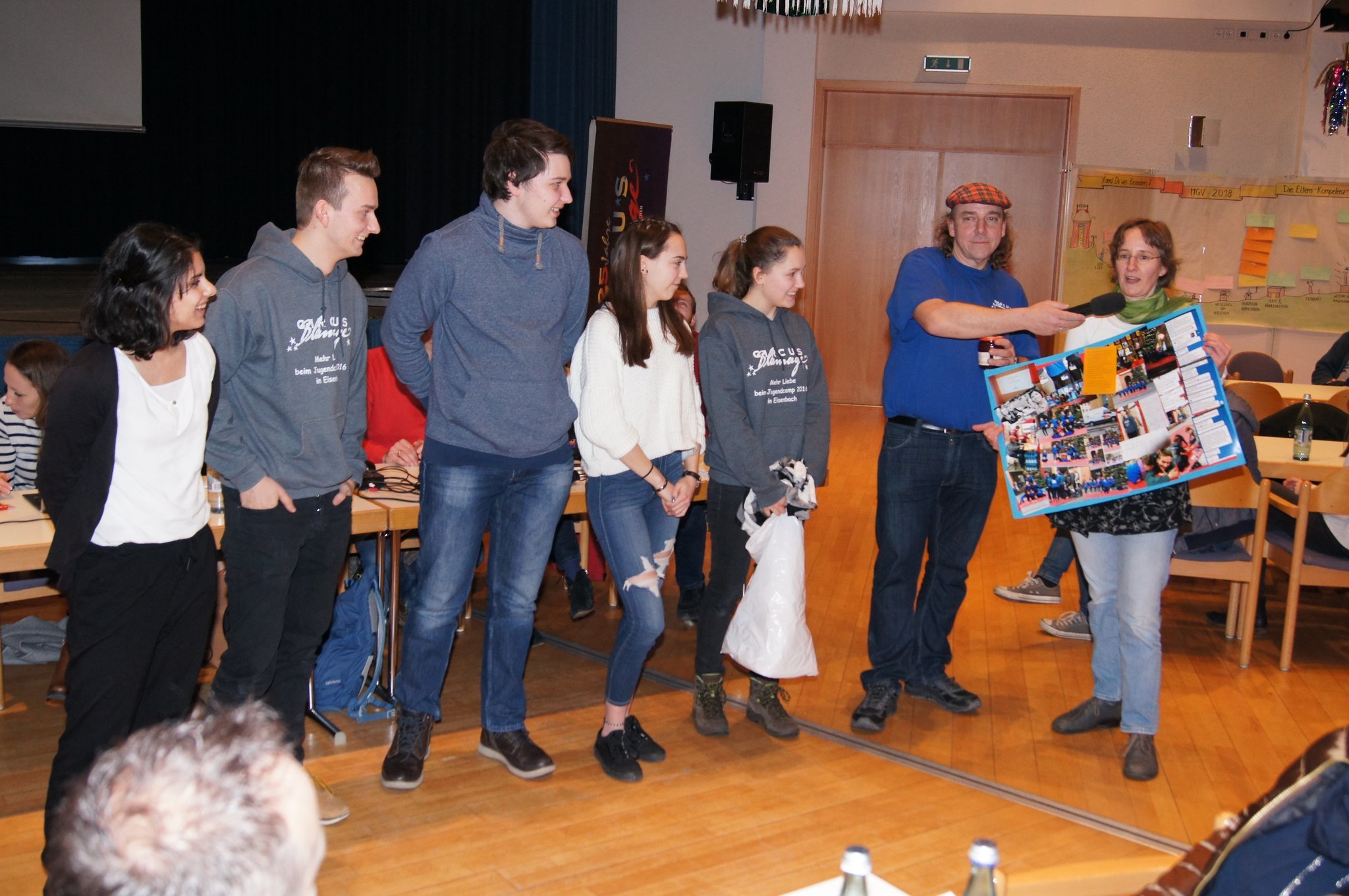 Für eine kleine Überraschung sorgten die Teilnehmer des Jugendprojekts in 2017, die sich bei Lui Böhler und Kerstin Nawrot bei der Mitgliederversammlung 2018 mit witzigen und symbolträchtigen Geschenken bedankten