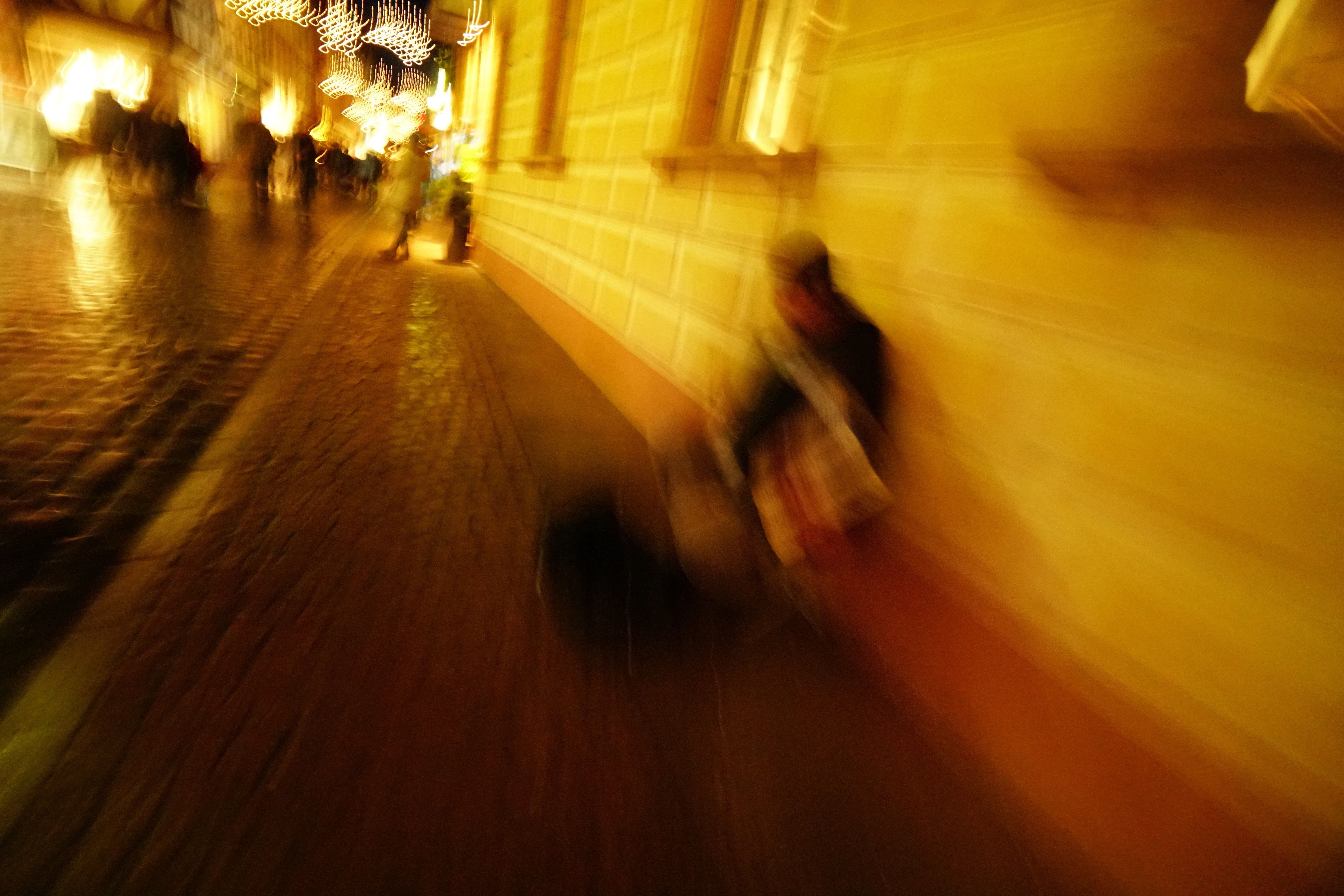 Akkordeonspieler in der vorweihnachtlichen Rushhour in Miltenberg.