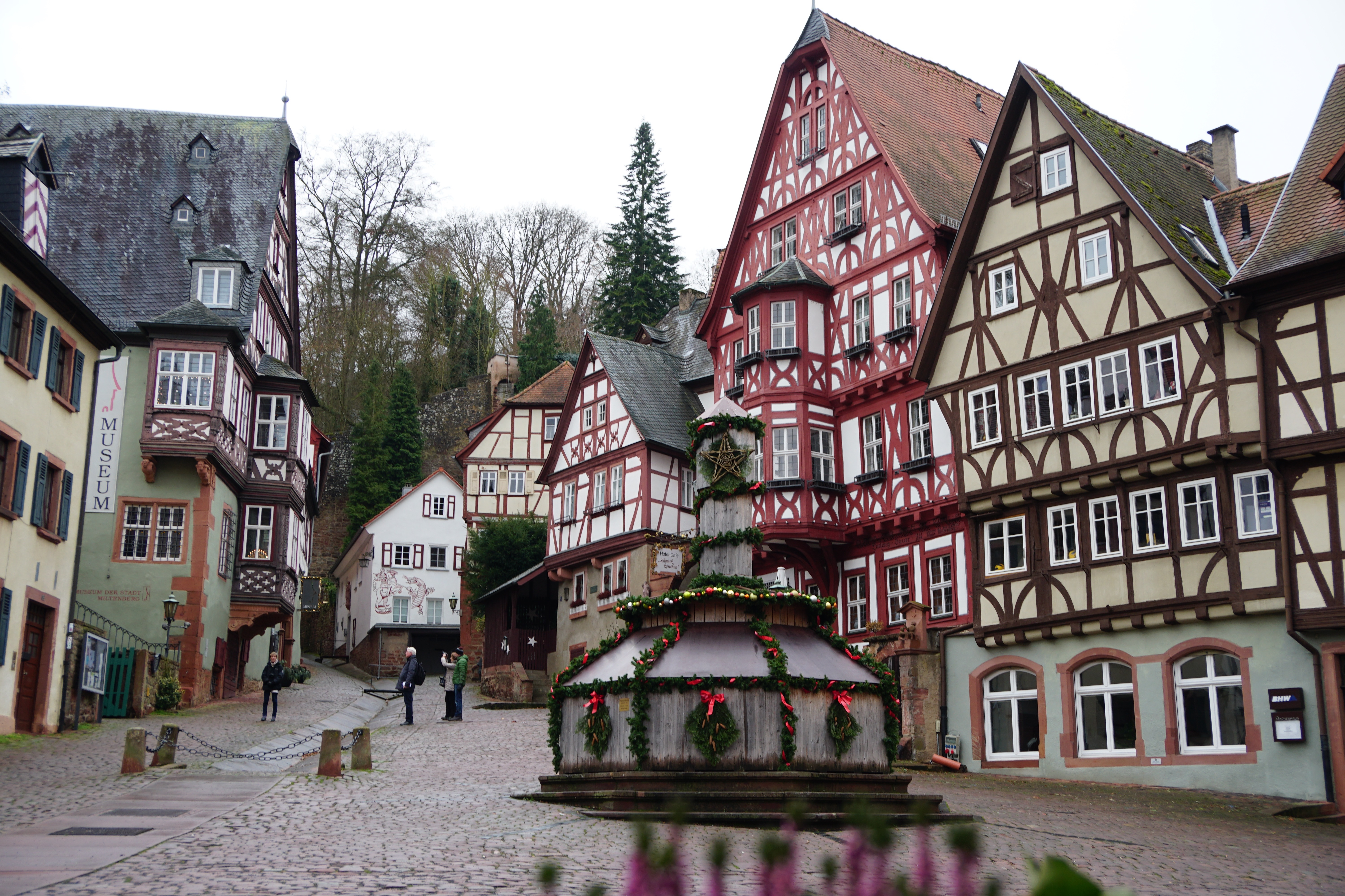 Eine sehenswerte Sonderausstellung unter dem Titel „Es glitzert und funkelt…“ dauert noch bis bis 13. Januar 2019 und zeigt Weihnachtsschmuck vom Prestigeobjekt zum Industrieprodukt im Museum Stadt Miltenberg.