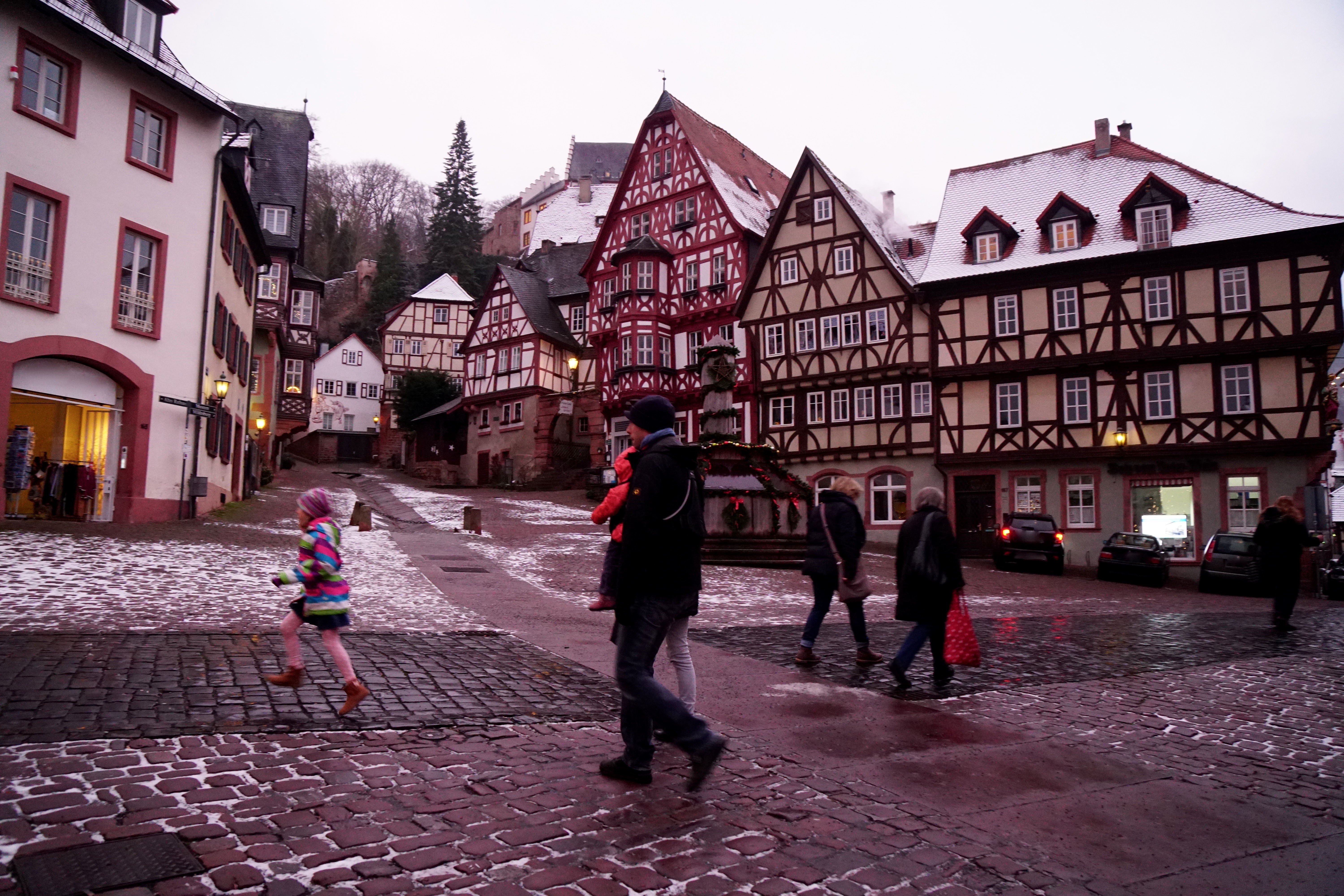 Malerisch präsentierte sich in der "blauen Stunde" der historische Miltenberger Marktplatz und die Hauptstraße.