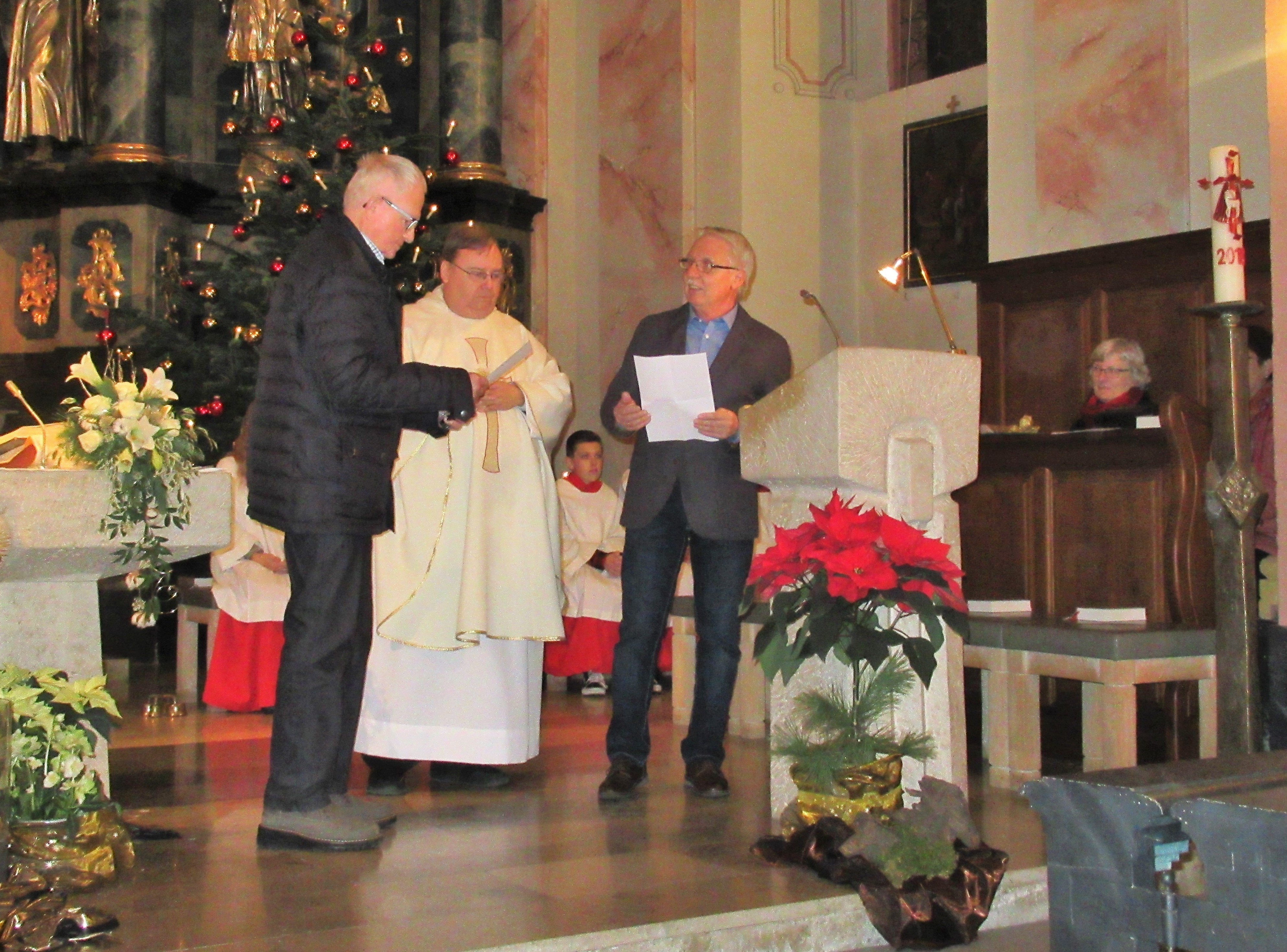 Kirchenpfleger Werner Weise und Pfarrer Franz Leipold bedanken sich bei Gosbert Ackermann