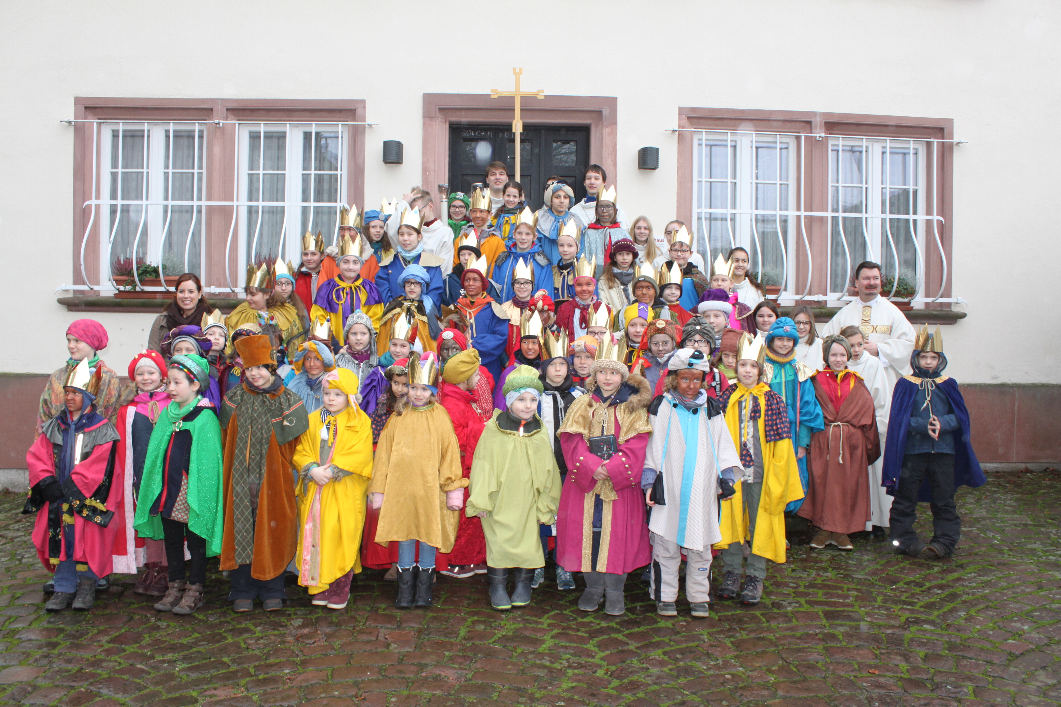 Die Sternsinger mit Pfarrer Jan Kölbel vor dem Pfarrhaus in Miltenberg