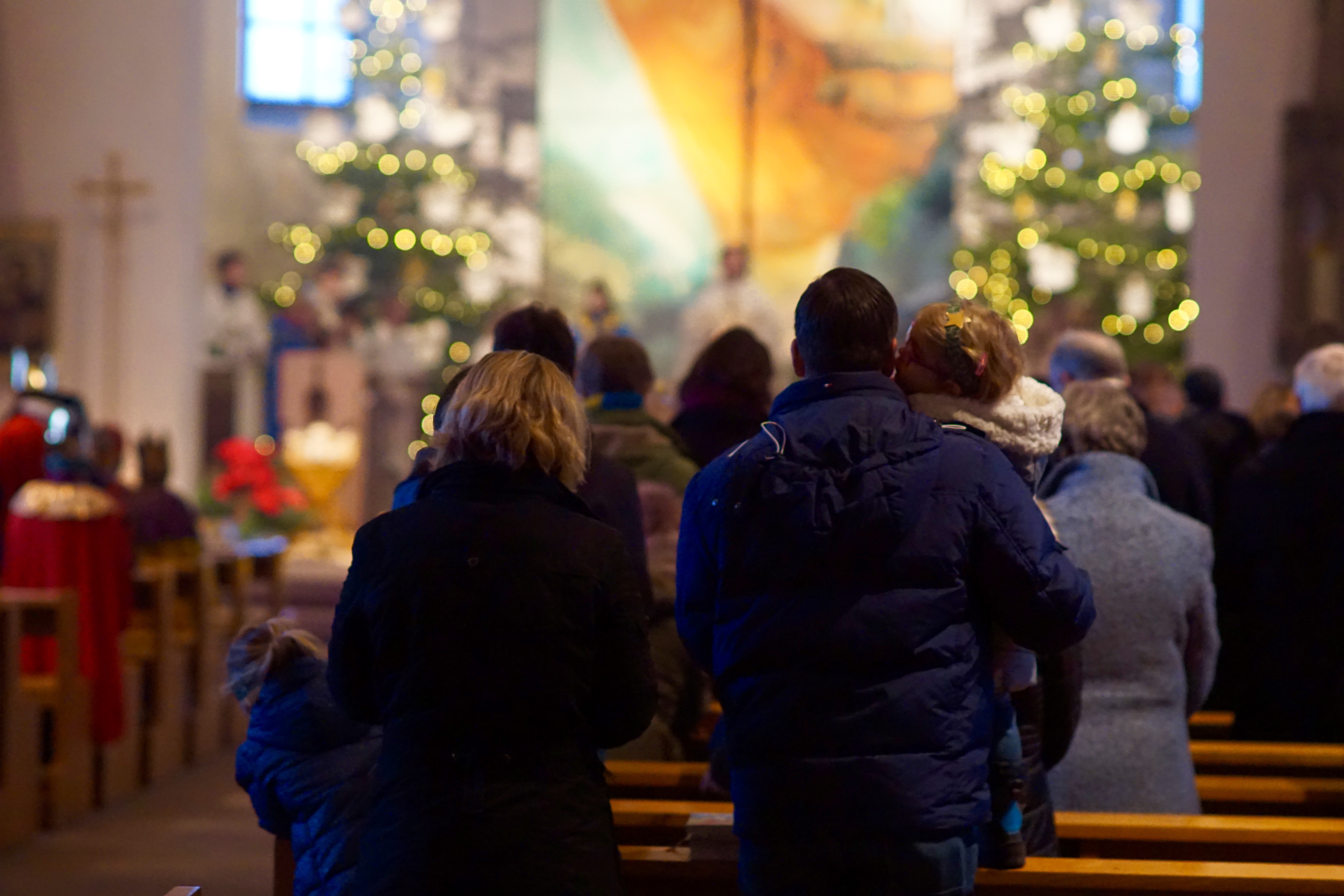 Die kirchliche Sternsinger-Aussendung nahmen jung und alt gerne in Augenschein und feierten fleißig mit nach dem diesjährigen Motto "Wir gehören zusammen!" - Gesehen in Miltenberger Stadtpfarrkirche.