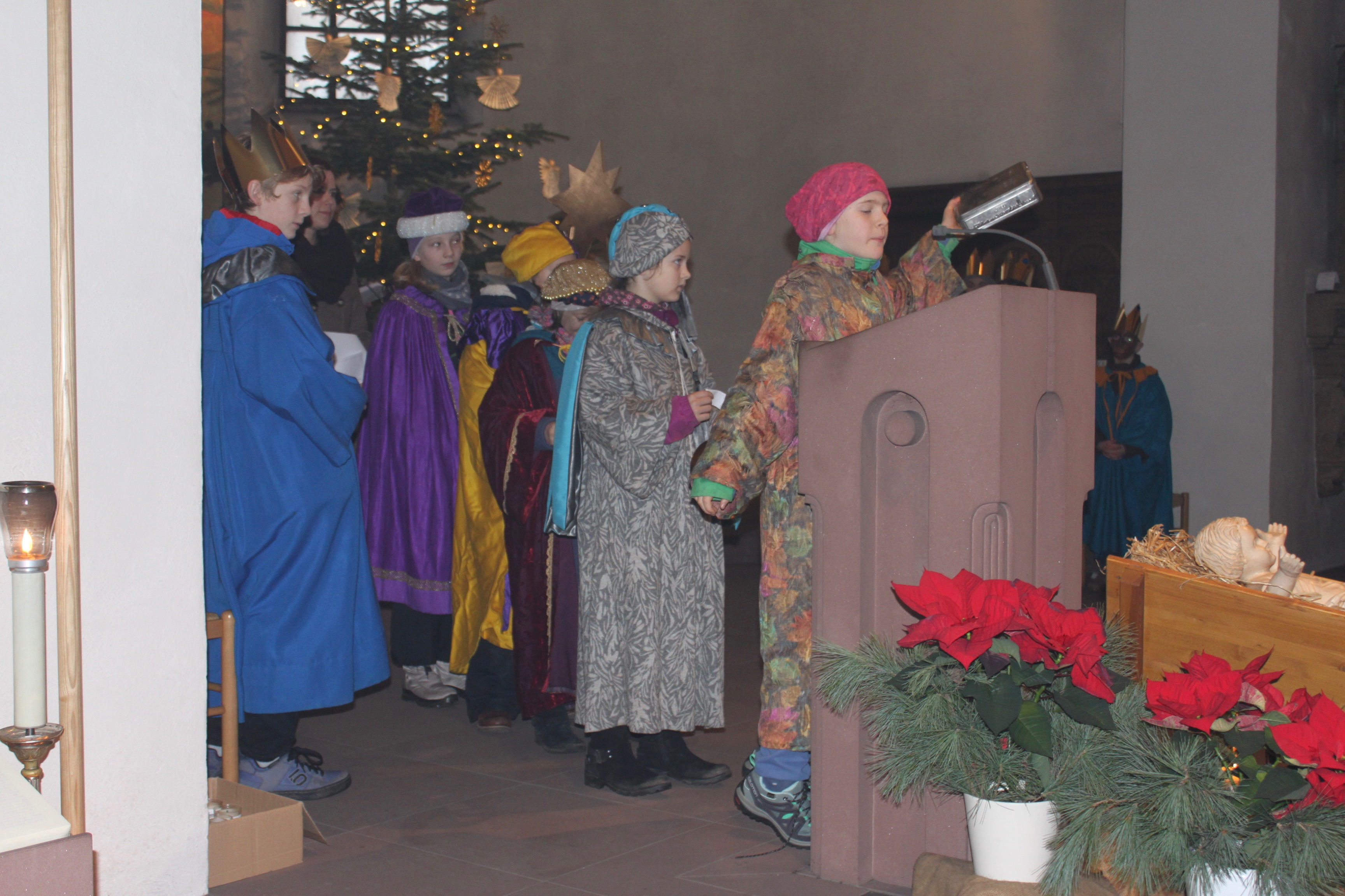 Sternsinger beim Aussendungsgottesdienst in der Pfarrkirche St. Jakobus Miltenberg