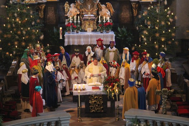 Segen von Kreide und Weihrauch, Aussendung der Sternsinger