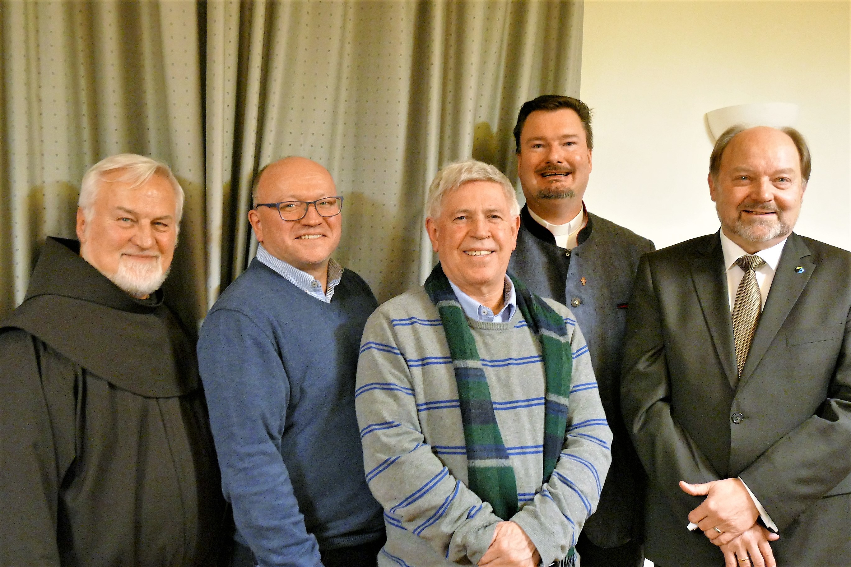Die neugewählten Burdermeister stellen sich dem Fotografen,
von links: Präses Pater Richard Heßdörfer, Timo Wolf-1.Brudermeister, Stefan Schüssler-2. Brudermeister, Pfarrer Jan Kölbel und Versammlungsleiter 1. Bürgermeister Helmut Demel
