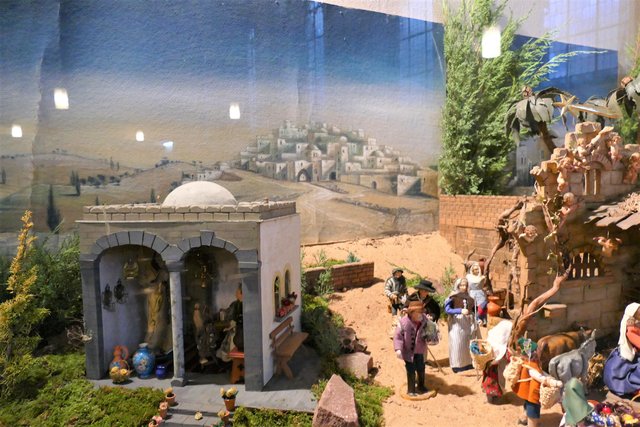 Szene der Weihnachtskrippe in der Franziskanerkirche Miltenberg