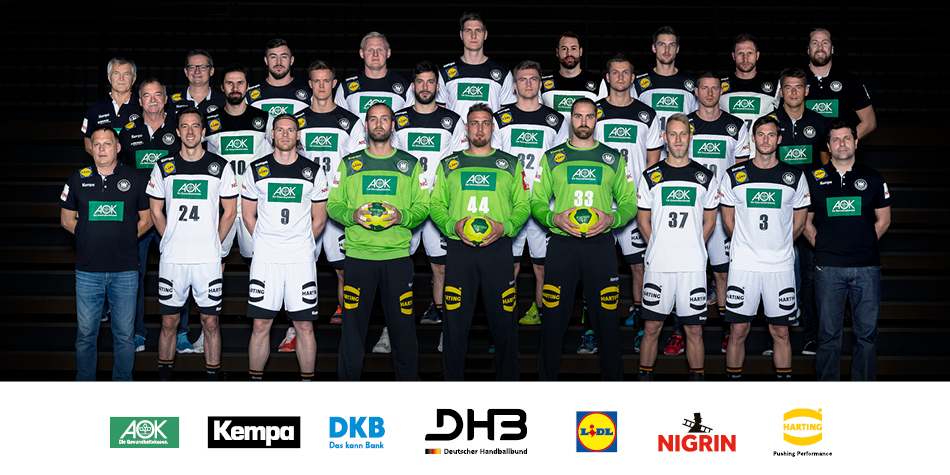 Hinten von links: Physiotherapeut Reinhold Roth, Phyisotherapeut Sven Raab, Jannik Kohlbacher, Patrick Wiencek, Finn Lemke, Steffen Fäth, Hendrik Pekeler, Steffen Weinhold, Teammanager Oliver Roggisch. Mitte: Teamarzt Dr. Kurt Steuer, Fabian Wiede, Niclas Pieczkowski, Tim Suton, Franz Semper, Fabian Böhm, Martin Strobel, Christian Prokop. Unten: Teamkoordinator Volker Schurr, Patrick Groetzki, Tobias Reichmann, Silvio Heinevetter, Dario Quenstedt, Andreas Wolff, Matthias Musche, Uwe Gensheimer, Co-Trainer Alexander Haase. - Foto: Sascha Klahn/DHB