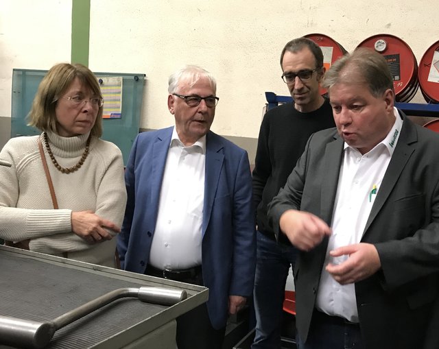 Uwe Weidelich erklärt Mitgliedern der Kreistagsfraktion die Fertigung von Maschinenteilen.