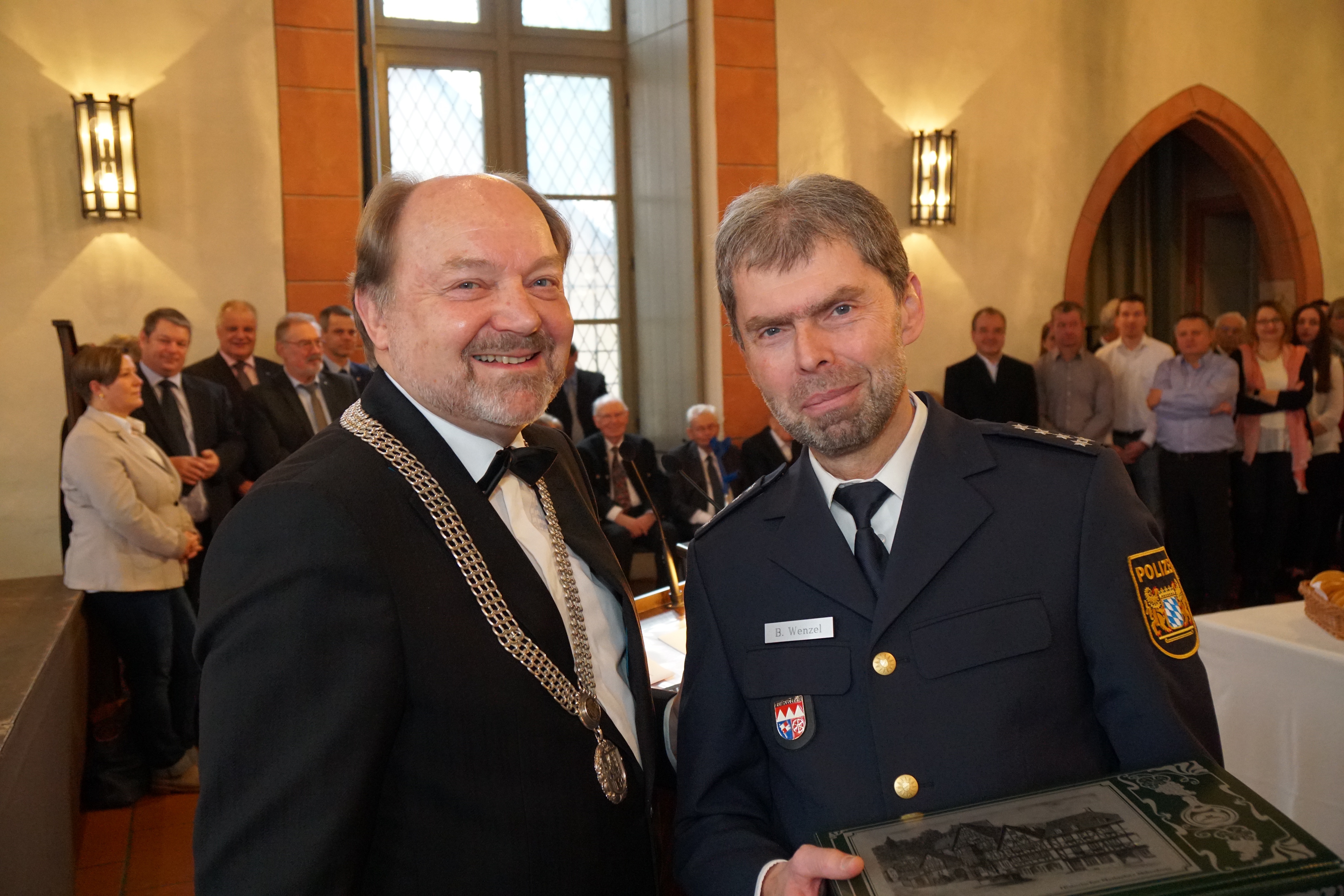 Bürgermeister Helmut Demel: "Leider müssen wir unseren Polizeichef Herrn Bernhard Wenzel nach Obernburg ziehen lassen. Ich danke Ihnen auch im Namen der Mitarbeiter der Stadtverwaltung für Ihr stets umsichtiges und vor allem auch kameradschaftliches Miteinander, wenn es um die Sicherheit in unserer Stadt ging."