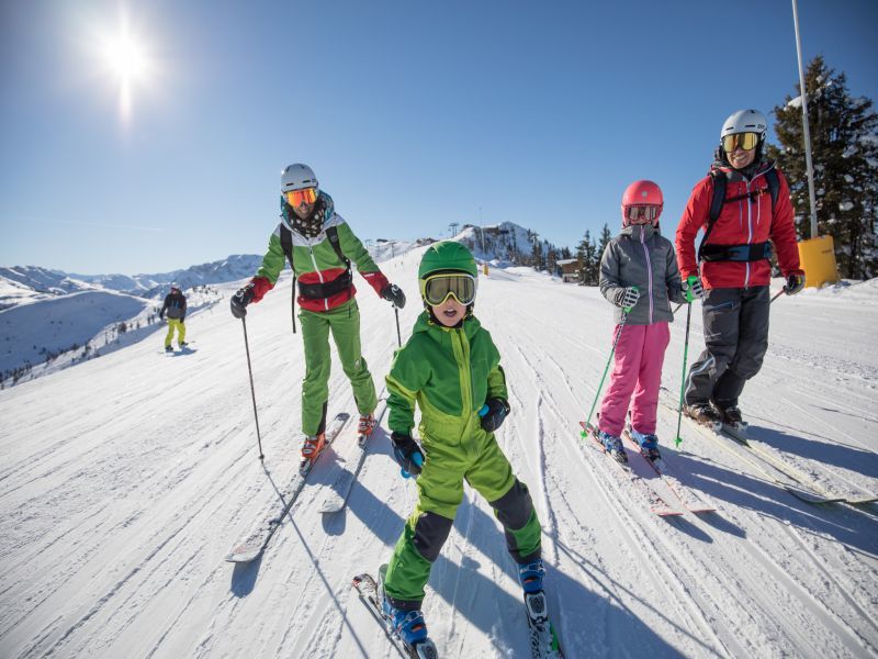 Familienzeit: Gemeinsam über breite Pisten schwingen.
Foto: Ski Juwel Alpbachtal Wildschönau