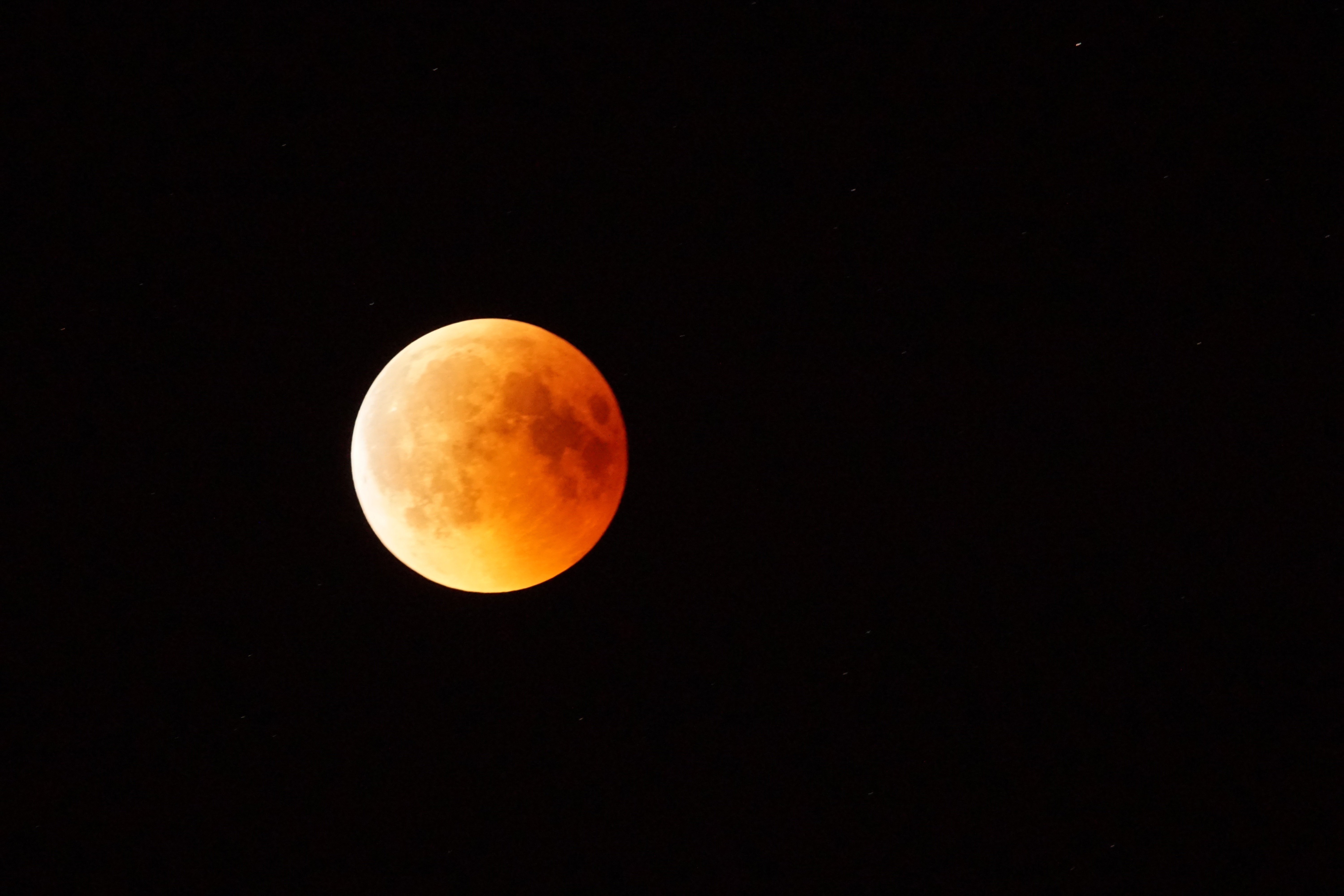 Ende Juli vergangenen Jahres war der Blutmond 103 Minuten lang zu sehen, so wie hier in Franken über dem Bayerischen Odenwald bei Miltenberg. - Foto Roland Schönmüller.