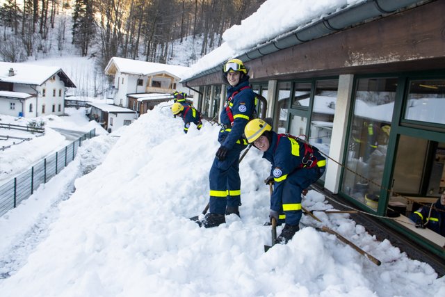 Eric White und Clemens Romeis (von links) bei ihrem ersten Einsatz für das THW.  | Foto: THW Obernburg