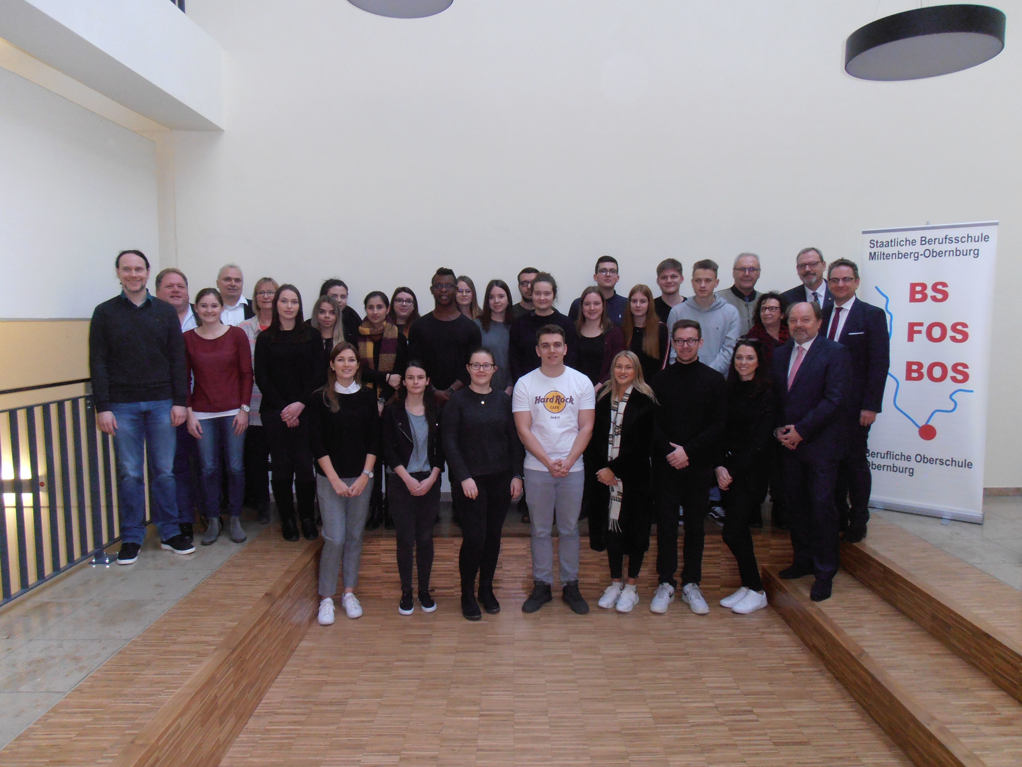 Freuten sich gemeinsam über das Spendenergebnis: Die Schülerinnen und Schüler der Abschlussklasse der Industriekaufleute, die Lehrkräfte Robert Schliestedt und Gernot Winter, die Referendarinnen Sabrina Kiwitz und Michaela Trainer, Armin Staab, Geschäftsführer der Lebenshilfe Miltenberg, Margit Kratschmann-Brachs , Leiterin der Frühförderstelle, Bürgermeister der Stadt Miltenberg Helmut Demel, dritte Bürgermeisterin des Marktes Bürgstadt Gabriele Münch, Bernhard Kern, Bürgermeister des Marktes Weilbach, Schulleiter OStD Bernd Kahlert und der stellvertretende Landrat des Landkreises Miltenberg Thomas Zöller