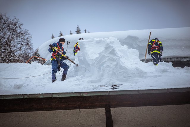Meterhoch türmt sich der Schnee auf den Dächern.  | Foto: THW Obernburg