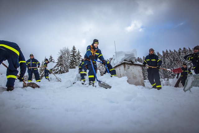 Kräftig anpacken heißt es für die freiwilligen Helfer des THW. | Foto: THW Obernburg