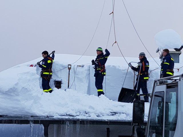 Gut gesichert sind diese freiwilligen Helfer des THW-Ortsverbandes Miltenberg in den Berchtesgadener Alpen im Einsatz, um Dächer wie dieses von der gewaltigen Schneelast zu befreien.  | Foto: Max-Josef Balles/THW Miltenberg