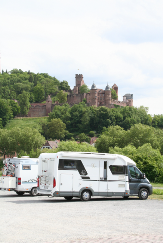 Wohnmobilisten auf dem Stellplatz in Kreuzwertheim mit Blick zur Wertheimer Burg