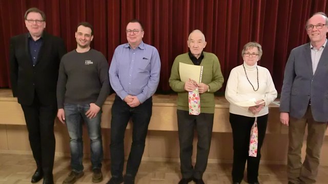 Mit Dank verabschiedete Mitarbeiter: Ralf Berninger (2. v. l.), Lothar Giegerich (4. v. l.), Brigitta Schuck (5. v. l.) mit Pfarrer Manfred Jarosch (li.), Kirchenverwaltungsmitglied Dieter Rollmann (3. v. l.) und PGR-Vorsitzender Werner Schmitt (re.) | Foto: Ruth Zieres