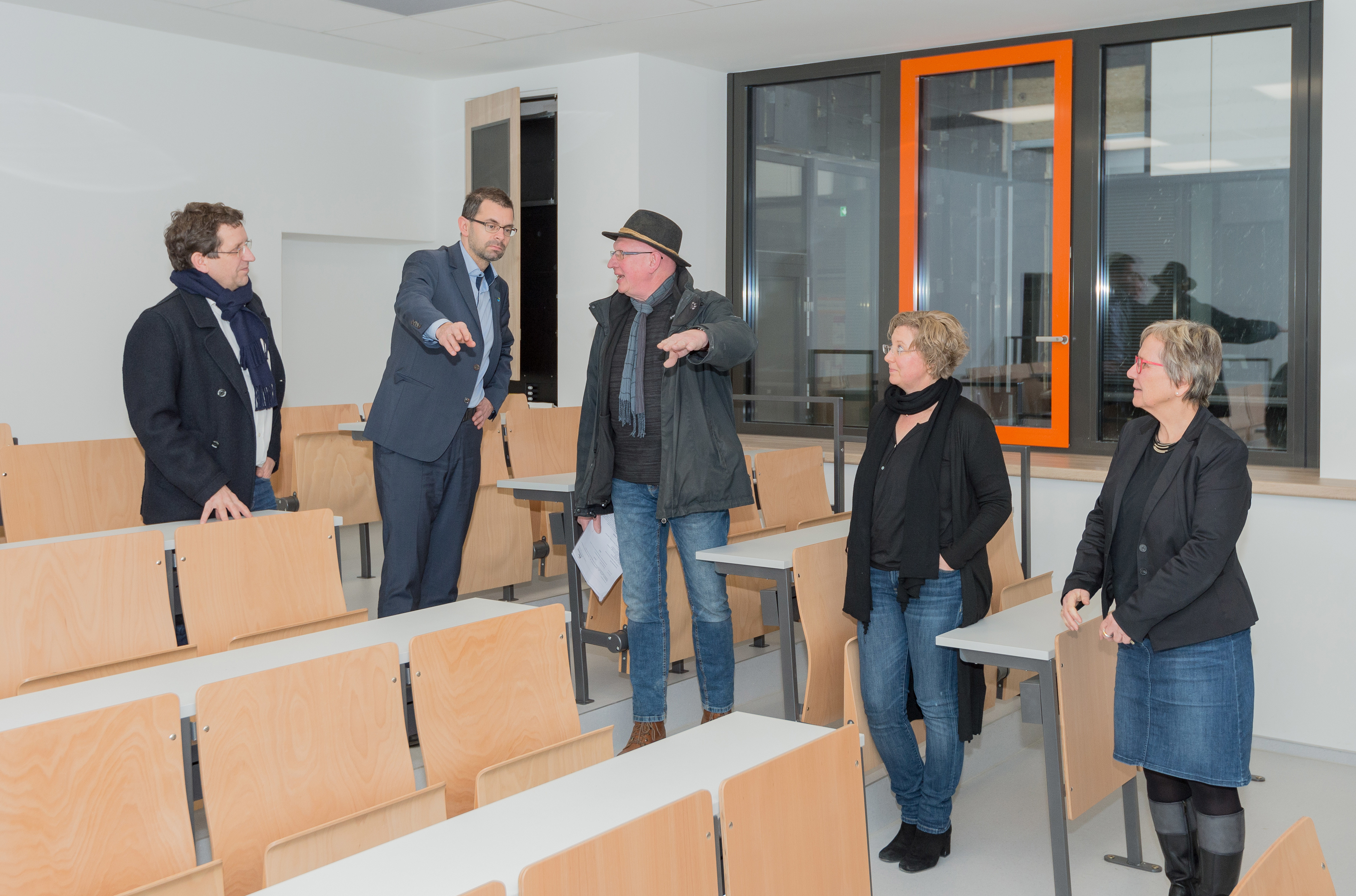 In den Physikklassen entgeht den Schülerinnen und Schülern dank der ansteigenden Sitzreihen nichts, was am Lehrertisch und am Whiteboard passiert. Davon überzeugten sich (von links) Kreisbaumeister Andreas Wosnik, Landrat Jens Marco Scherf, Claudius Deboy (Kreisbauamt) sowie Annette Wohlmann und Christine Büttner (Leitung des HSG).