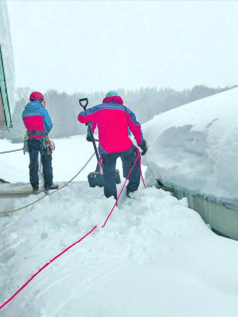 Meterhohe Schneemassen räumen die ehrenamtlichen Helfer der Bergwacht von den Dächern. | Foto: Bergwacht Region Rhön-Spessart
