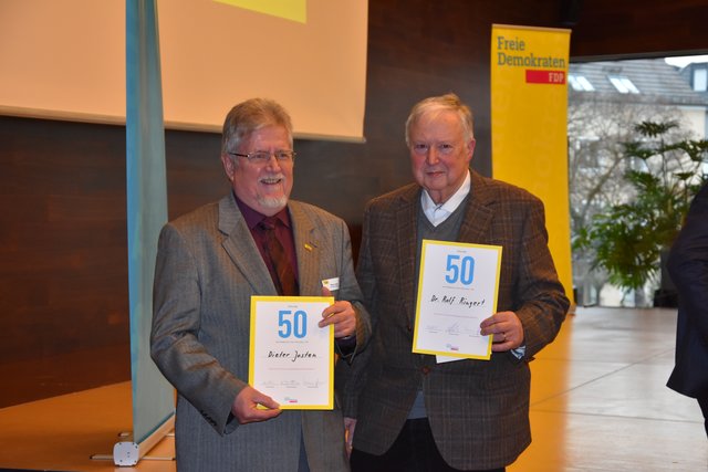 Dieter Josten und Rolf Ringert wurden für ihre 50-jährige Mitgliedschaft bei der FDP geehrt.