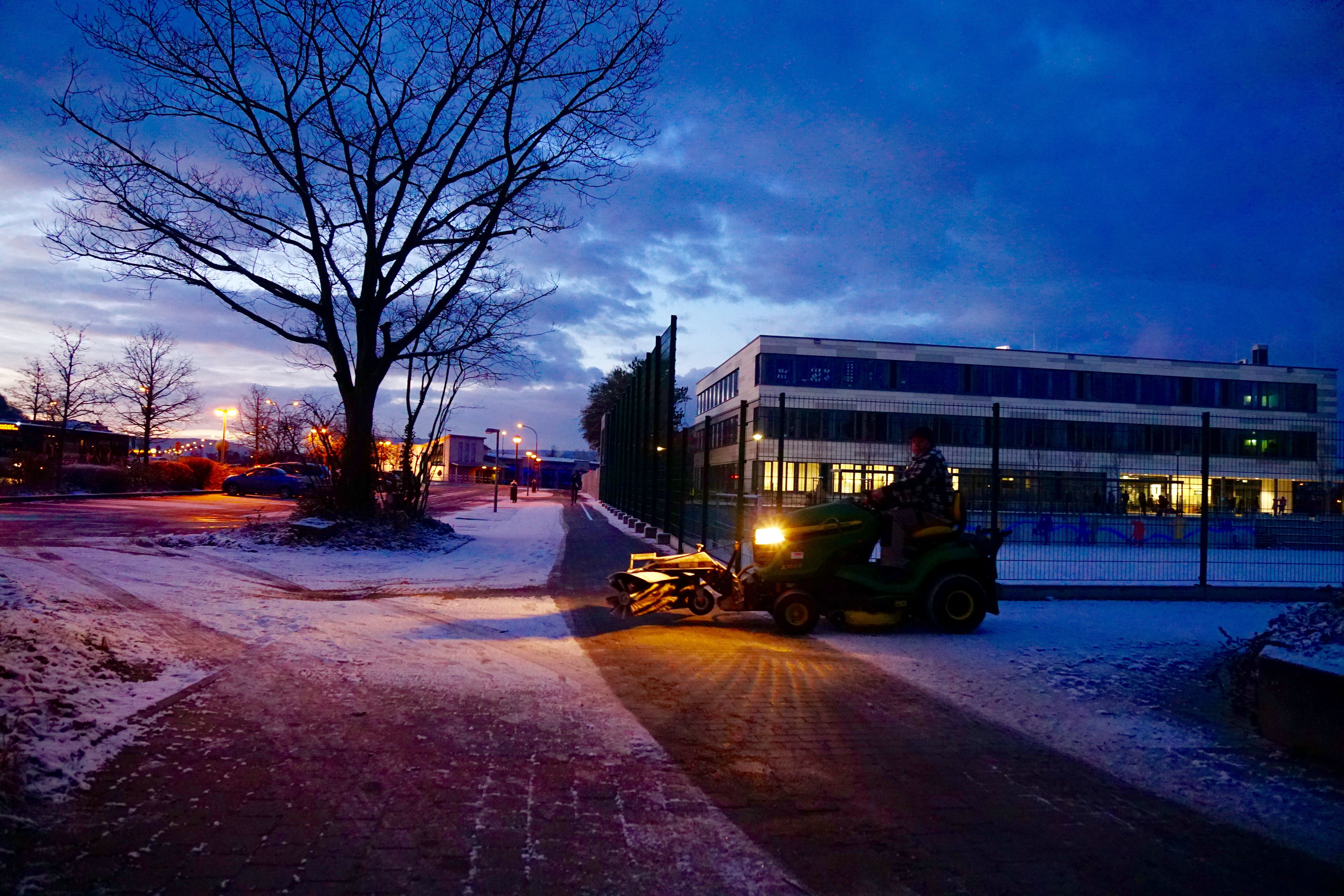 Donnerstagmorgen (31.01.2019) gegen 7.25 Uhr in Erlenbach am Main bei minus zwei Grad Celsius: Erfolgreiches Schneeräumen vor der Barbarossa-Schule durch Hausmeister Armin Berres - bevor die Schüler ankommen.