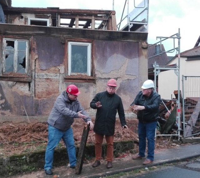 Die altgedienten Narren Winfried M., Hubertus G. und Winfried S. trafen sich nach einer sehr ernsten Beratung vor dem " Letzten Dreck " der alten Villa, um ihrer Fassungslosigkeit und ihrem Entsetzen Ausdruck zu verleihen | Foto: Foto: privat