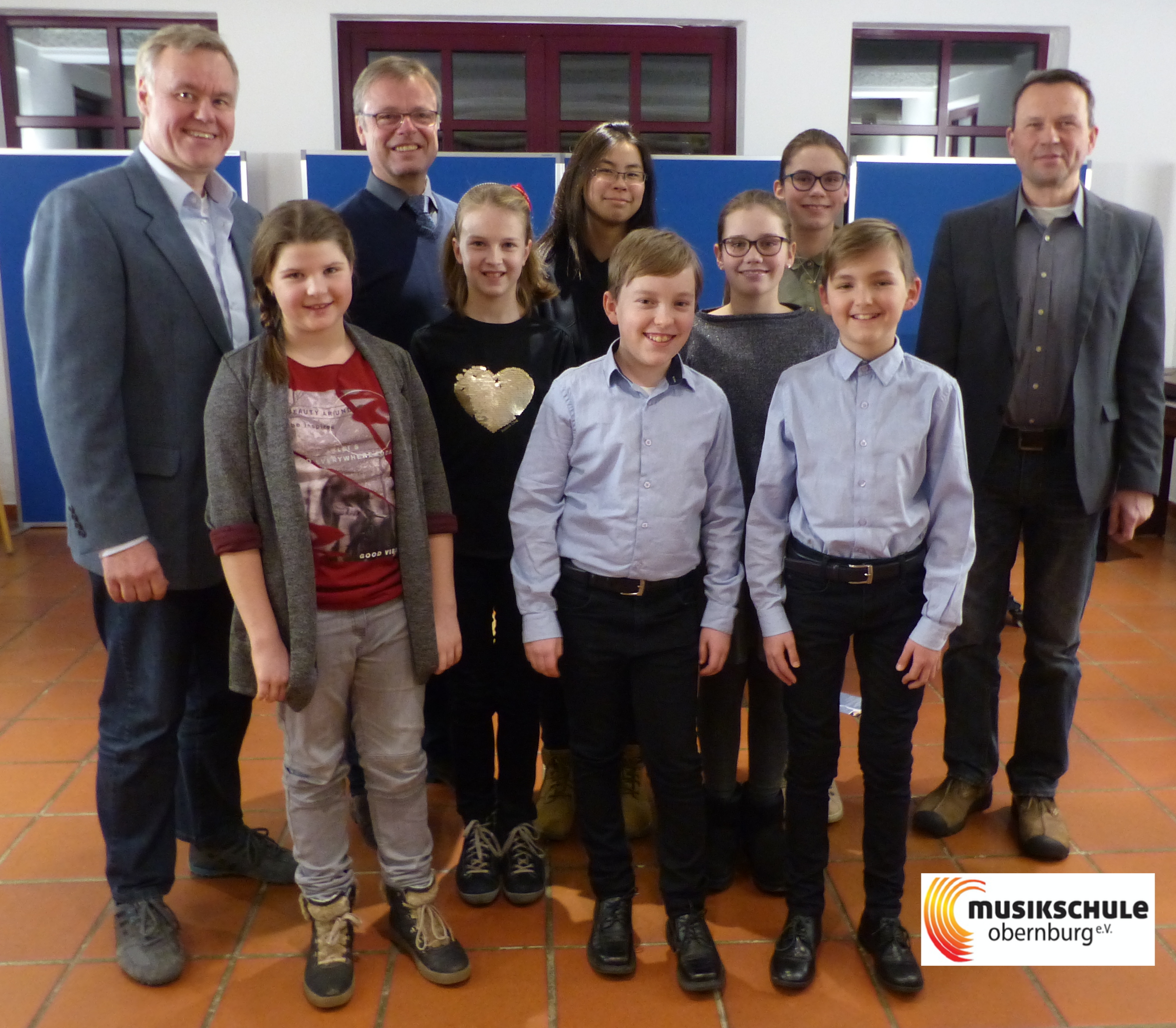 Schulleiter Reiner Hanten, Bürgermeister Dietmar Fieger und stellv, Schulleiter Frank Wittstock (v.l.) gratulierten den Erstpreisträgern von "Jugend musiziert" v.l. Emilia Otter, Charlotte Brescher, Isabella Xiao, Jona Brand, Isabella Appel, Veronika Appel, Finn Wieland. Auf dem Bild fehlt Therese Sophie Schmid.