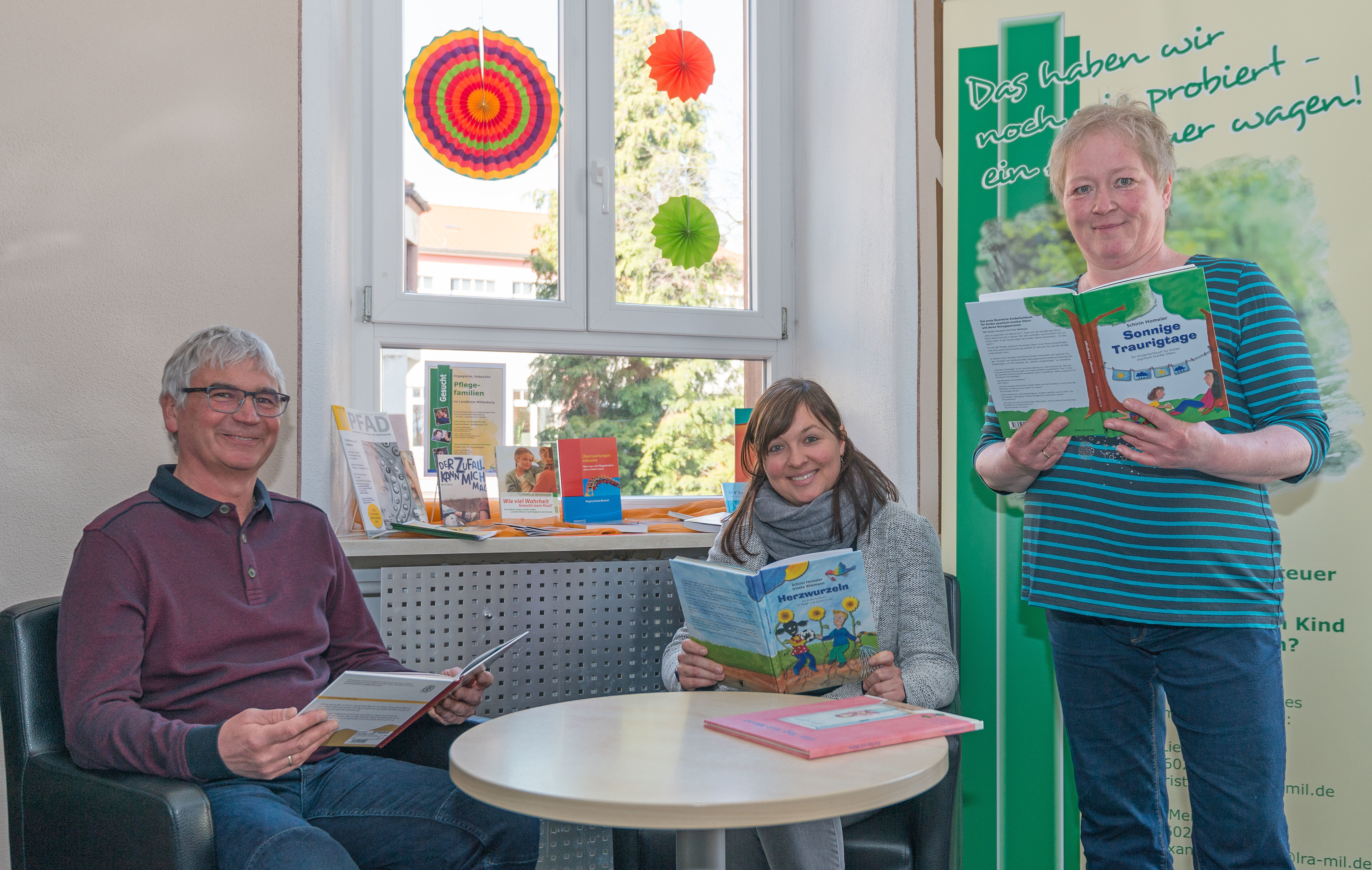 Noch bis Ende Februar ist in der Stadtbücherei Obernburg eine Ecke mit Büchern aufgebaut, die sich thematisch mit der Familie befassen. Dabei geht es nicht nur um Pflegeeltern, sondern auch um die kindgerechte Erklärung von Problemen Erwachsener wie Sucht und andere Erkrankungen. Christian Lieb und Alexandra Meister vom Pflegekinderdienst (von links) freuen sich wie Büchereileiterin Barbara Hohm über möglichst viele Interessenten.