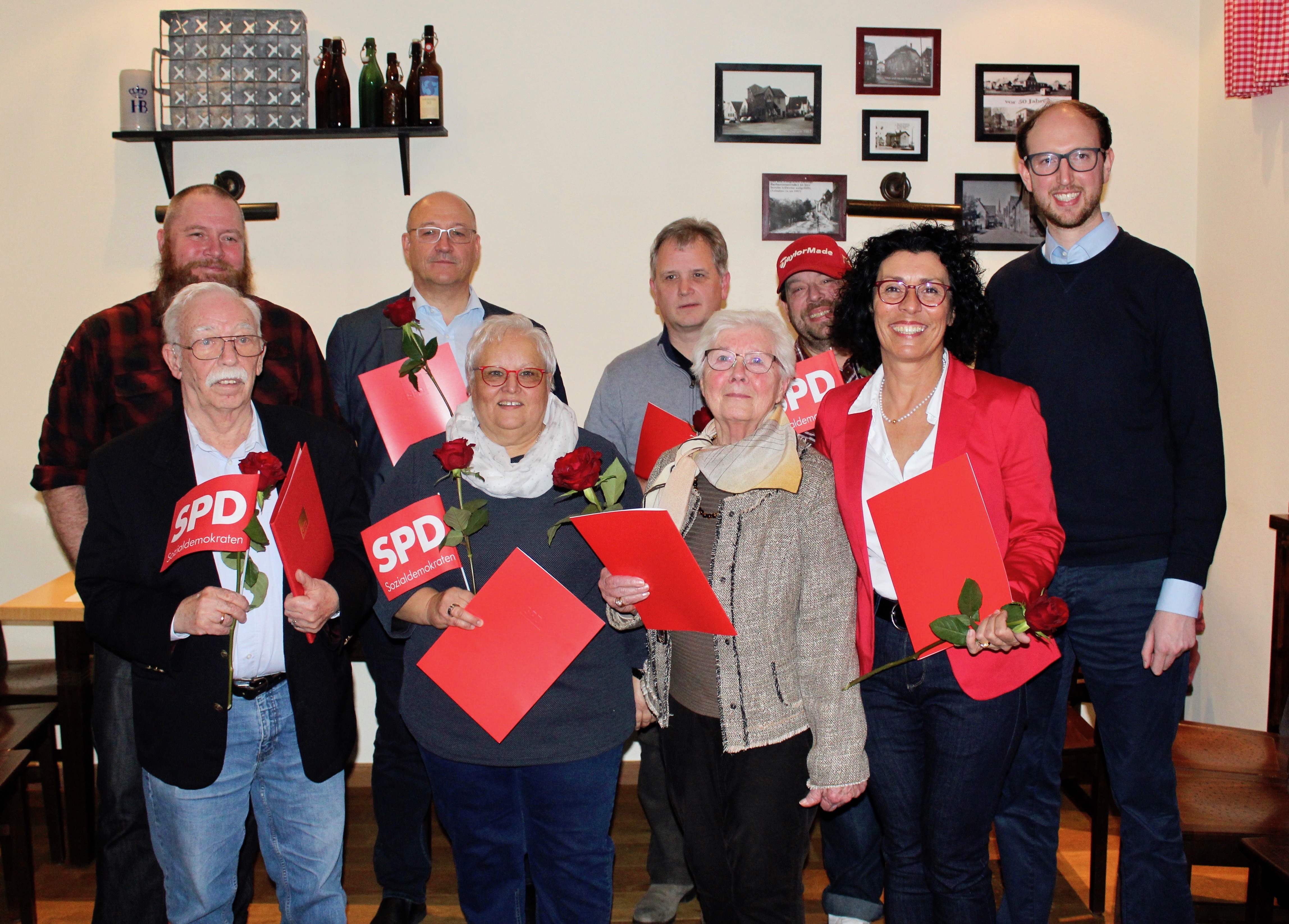 Die stellv. Vorsitzenden der Erlenbacher SPD Michael Mück (links) und Benjamin Bohlender (rechts) ehren Dietmar Steger, Ulrich Hahn, Anne Ehrentraut, Michael Wöber, Hedwig Bartocha, Stephan Klier und Ortsvorsitzende Helga Raab-Wasse (von links) für langjährige Mitgliedschaft.