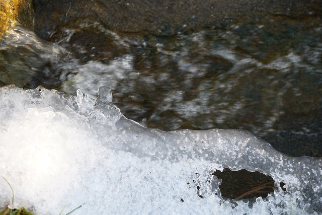 Letzter Rest von Eis - im Odenwald. 