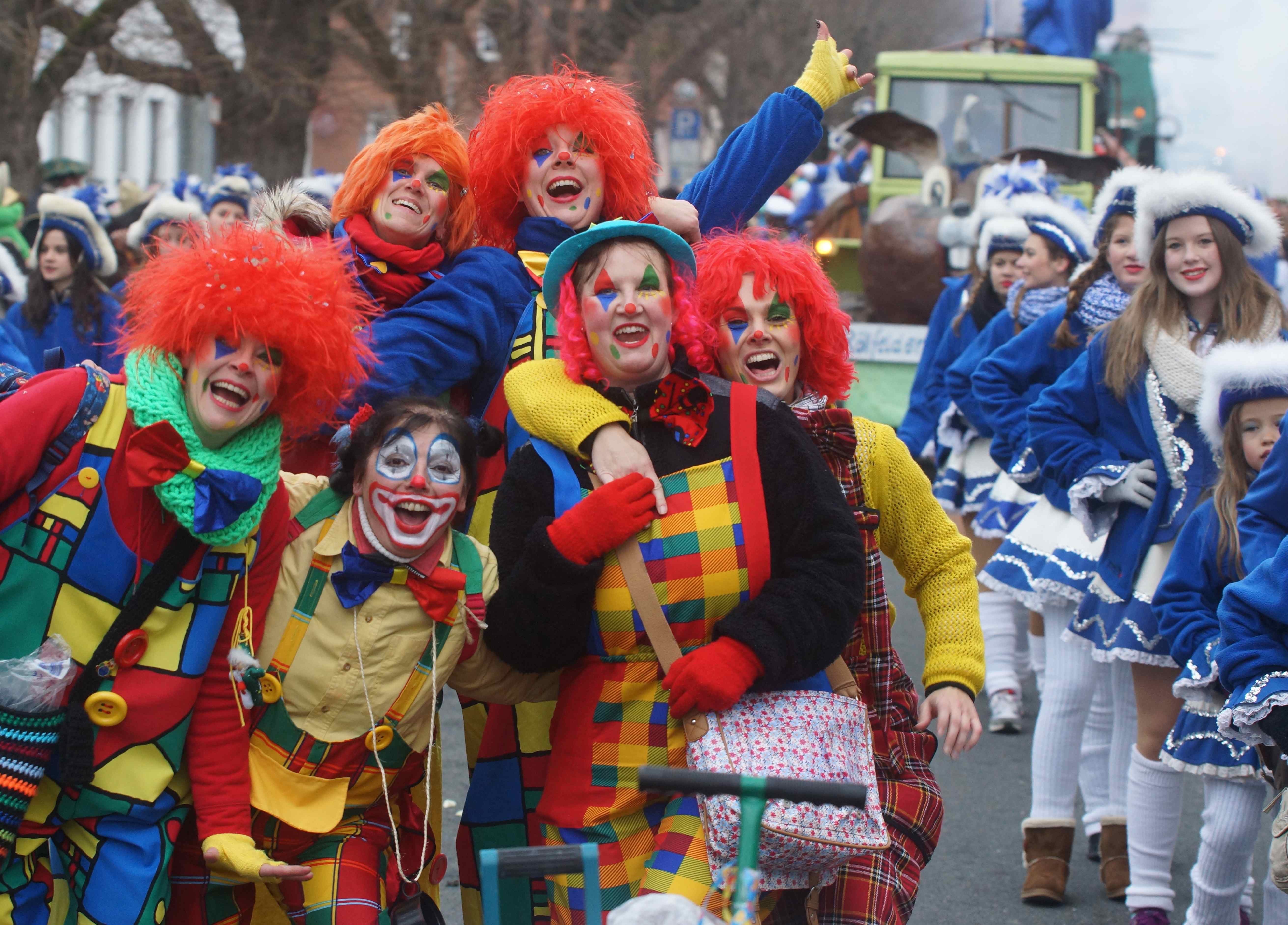 Fasching, fröhliche Gesichter, farbenprächtige Kostüme