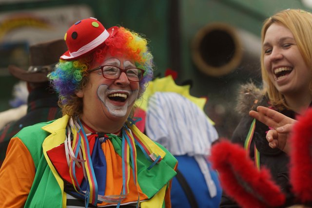 Fasching, fröhliche Gesichter, farbenprächtige Kostüme 