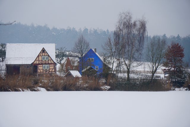Man meuit, die Zeit sei stehen geblieben.- Noch winterliches Gottersdorf bei Walldürn im Odenwälder Freilandmuseum. 