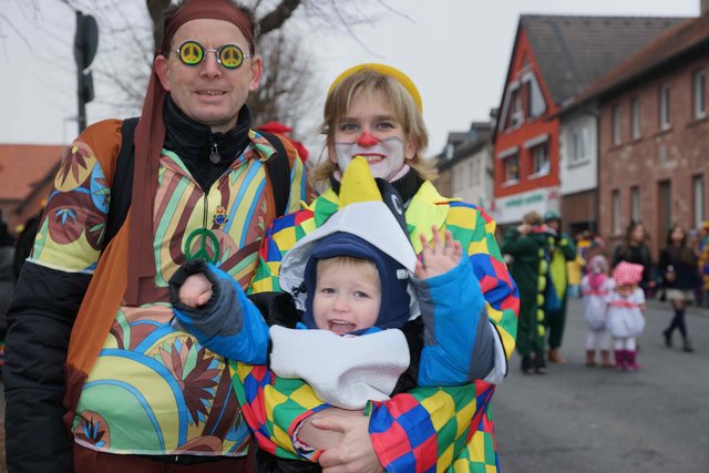 Fasching, fröhliche Gesichter, farbenprächtige Kostüme 
