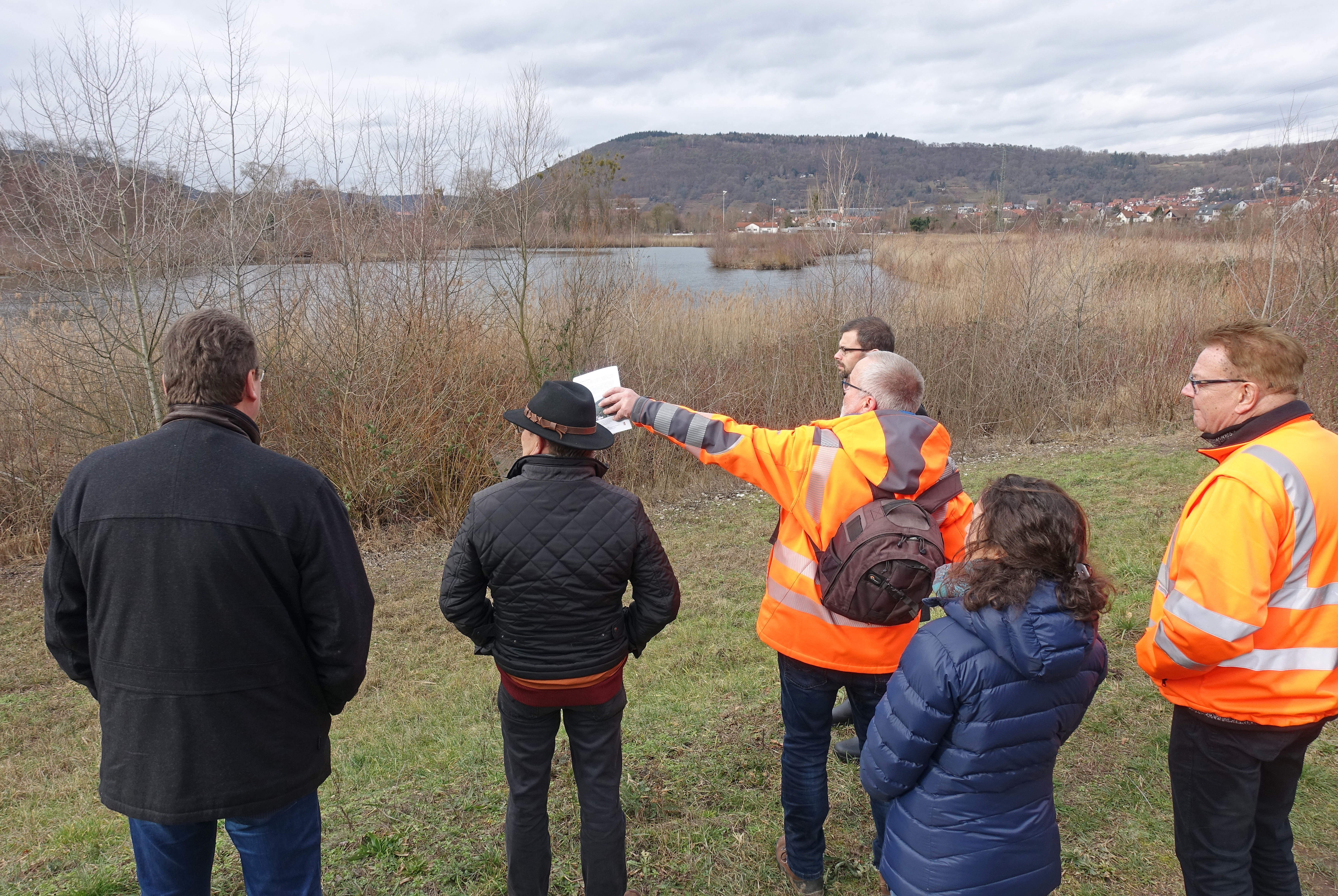 Weidetiere sollen die Sukzessionsflächen im Großheubacher Auenbiotop auf Dauer freihalten, empfiehlt der Landschaftspflegeverband der Gemeinde Großheubach. Bei einem Ortstermin nahm der Vorstand des Verbands – hier unter anderem mit Bürgermeister Günther Oettinger, dem LPV-Vorsitzenden Landrat Jens Marco Scherf und Geschäftsführer Siegmar Hartlaub – das Auenbiotop in Augenschein.