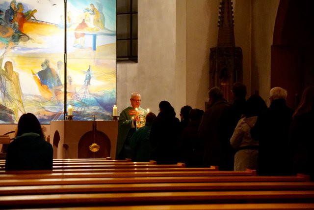 Blasius-Segen am 2.2. 2019  in der Stadtpfarrkirche Miltenberger mit Pfarrer Artur Fröhlich nach der Dekanatsmesse. 