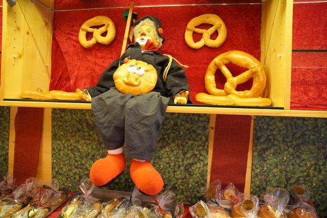 Fasching, fröhliche Gesichter, farbenprächtige Kostüme 