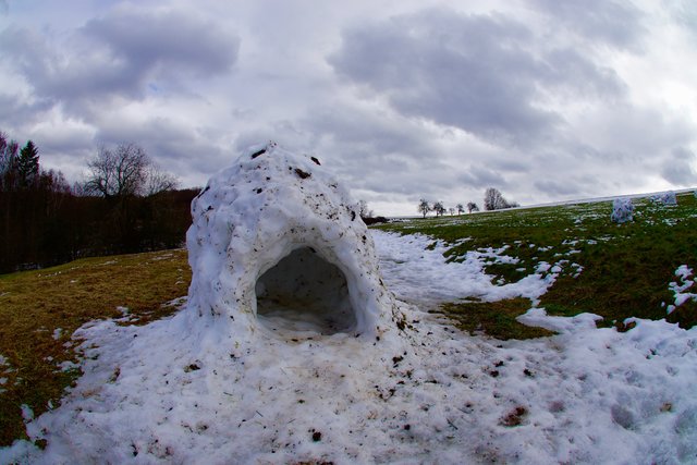 Winterliches Ungeheuer oder Rückzugs-Höhle - gesehen in Miltenberg-Wenschdorf. 